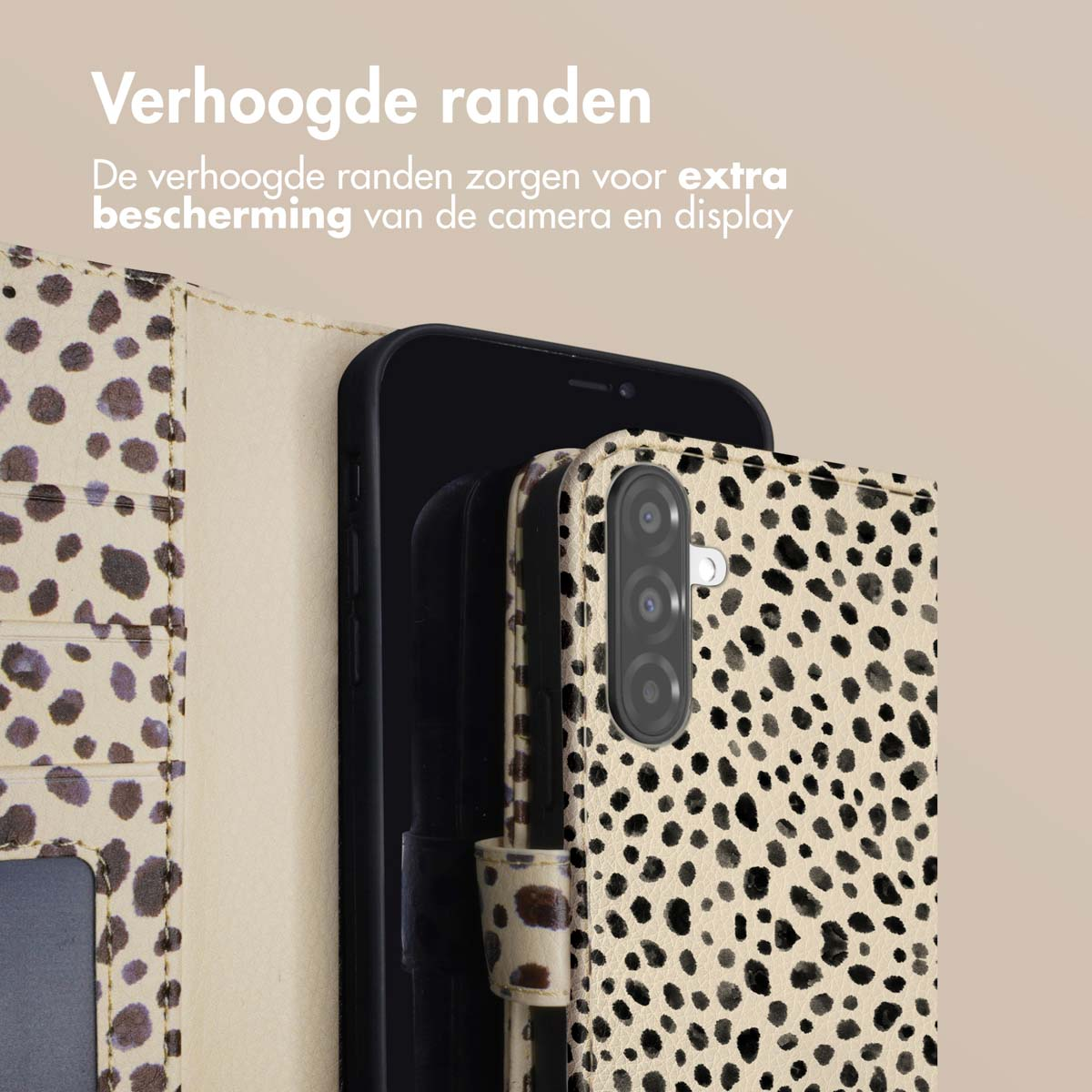 Telefoonhoesje met een bruin en zwart dierenprint ontwerp, telefoonscherm zichtbaar. De achtergrond is lichtbruin.