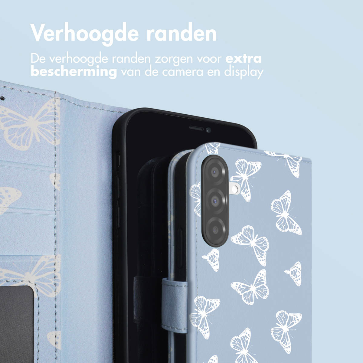Telefoonhoesje met een blauw vlinderontwerp, telefoonscherm zichtbaar. Achtergrond lichtblauw. Witte vlinders.