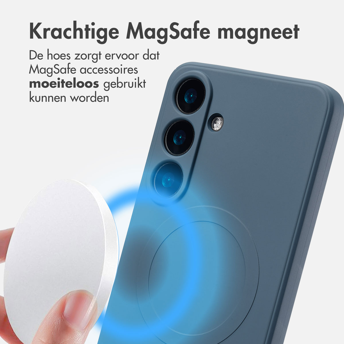 Een blauwe telefoonhoes met een witte magnetische cirkel. Een witte schijf wordt bij de hoes gehouden.