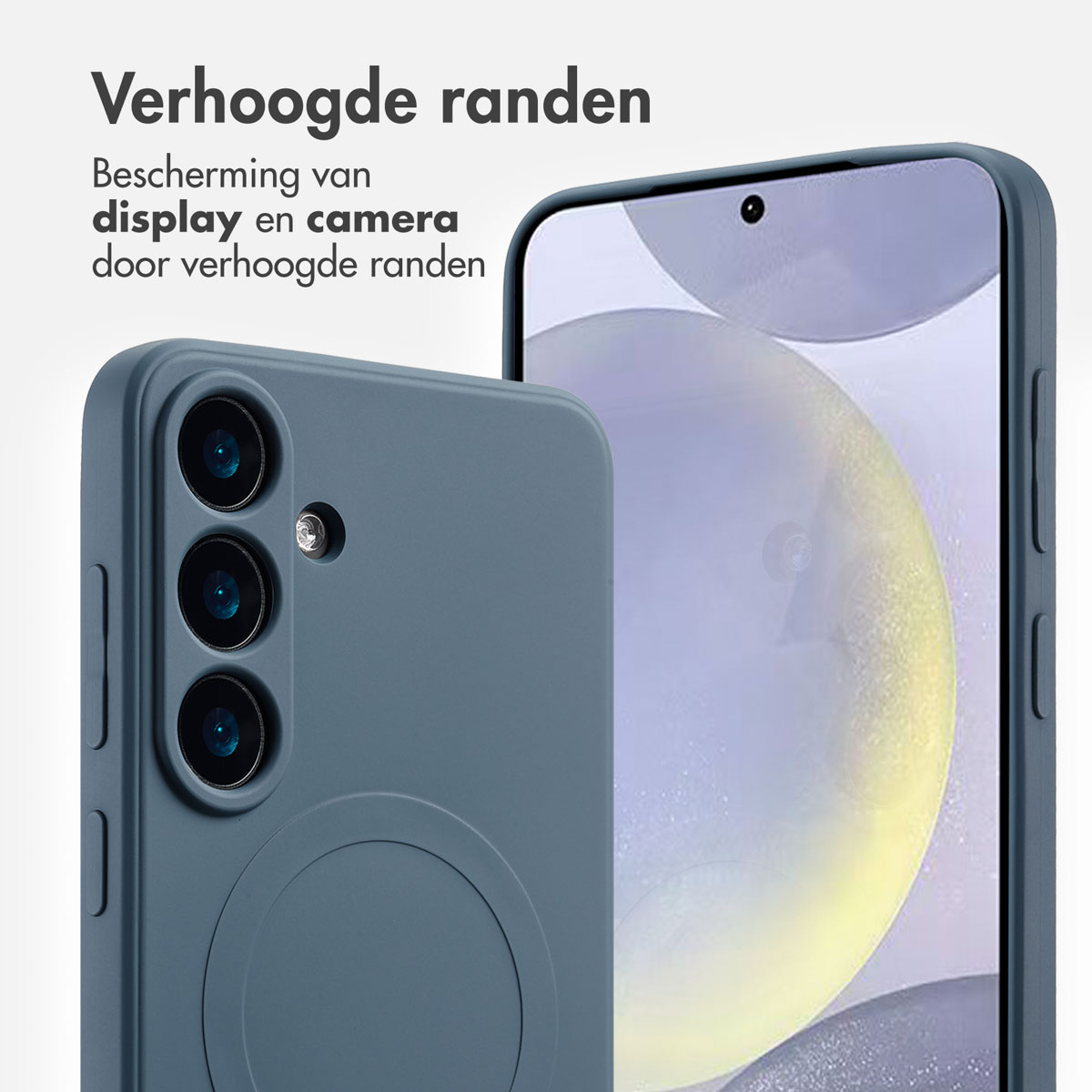 Donkerblauwe telefoonhoes naast een telefoonscherm. De hoes heeft een cirkel en drie camera's.