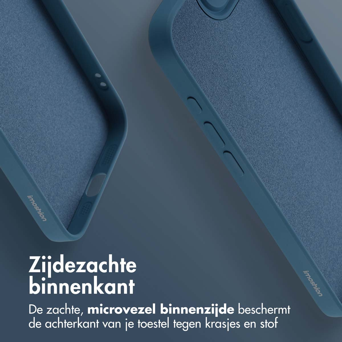 Gros plan de deux coques de téléphone bleues. Le texte indique 'côté intérieur soyeux'. Le fond est un dégradé bleu.