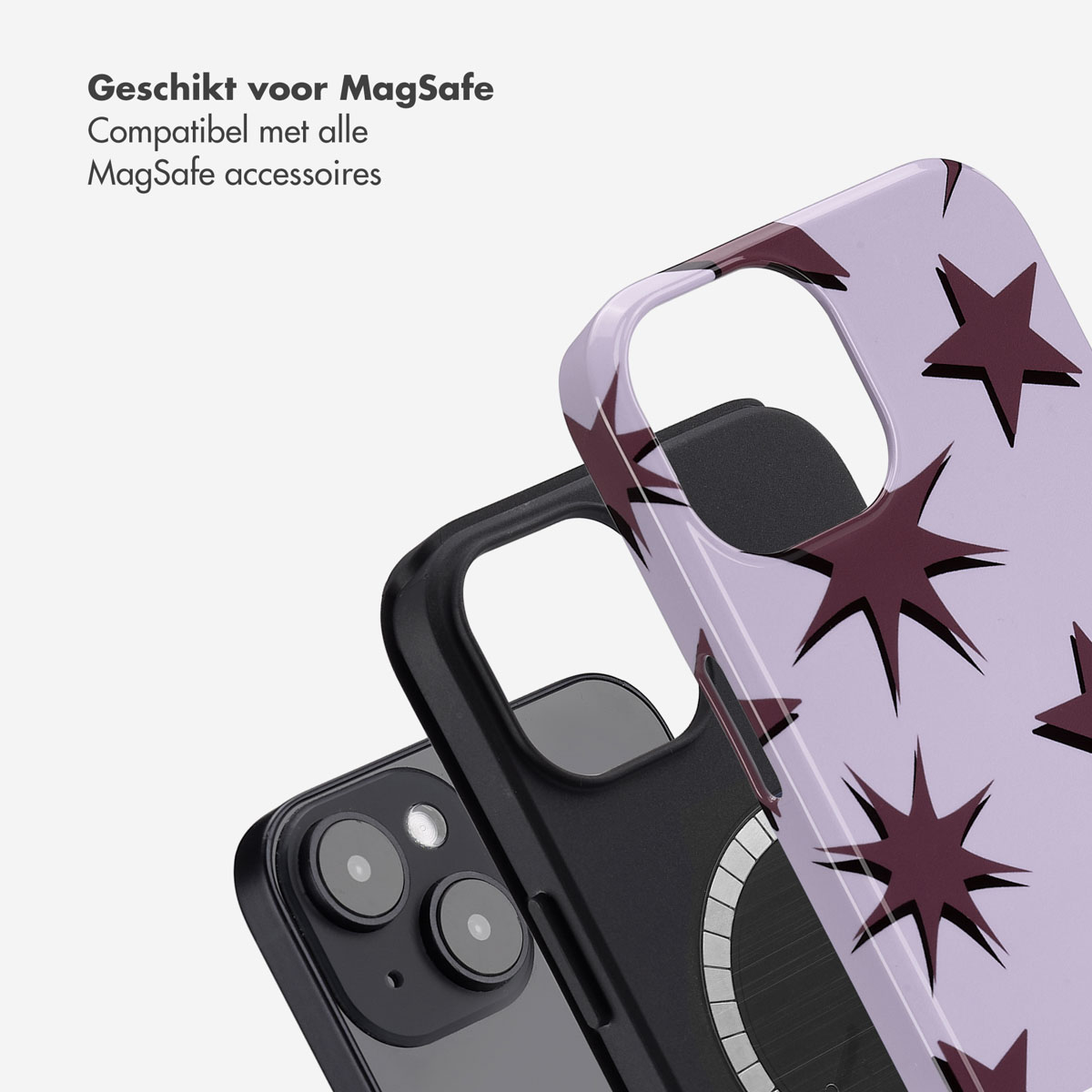Telefoonhoesje met donkerrode sterren op een lichtpaarse achtergrond. Een zwarte telefoon zit in de hoes.