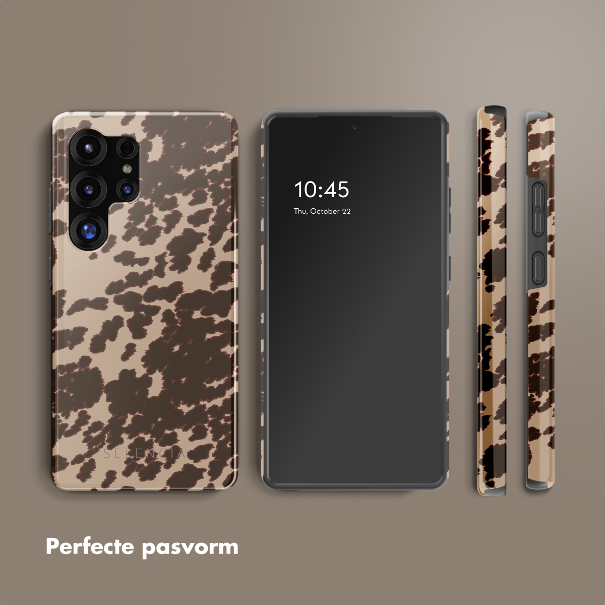 Telefoonhoesje en telefoon met een bruin koeienhuidpatroon. De telefoon toont de tijd en datum. Tekst: Perfecte pasvorm.