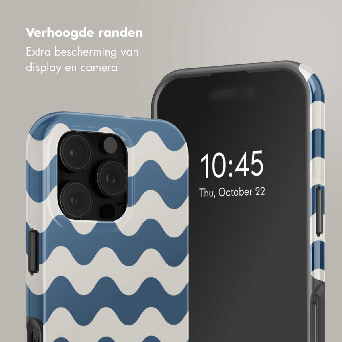 Coque de téléphone avec un motif ondulé bleu et blanc. Le téléphone à droite affiche l'heure et la date.