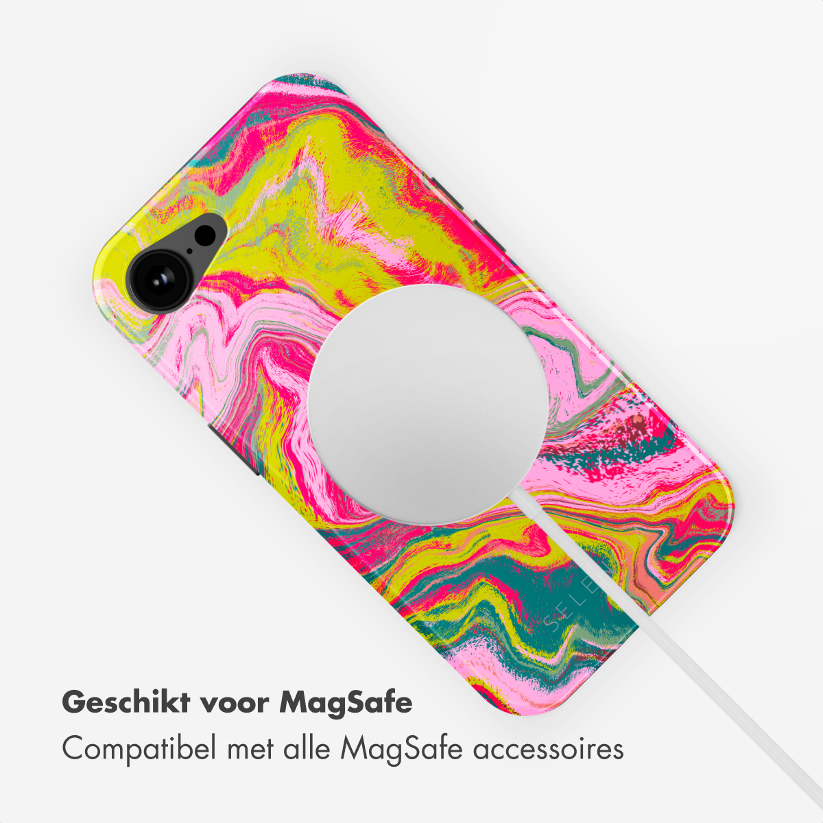 Étui de téléphone avec un motif coloré, un téléphone et un chargeur blanc. Texte : 'Geschikt voor MagSafe'.