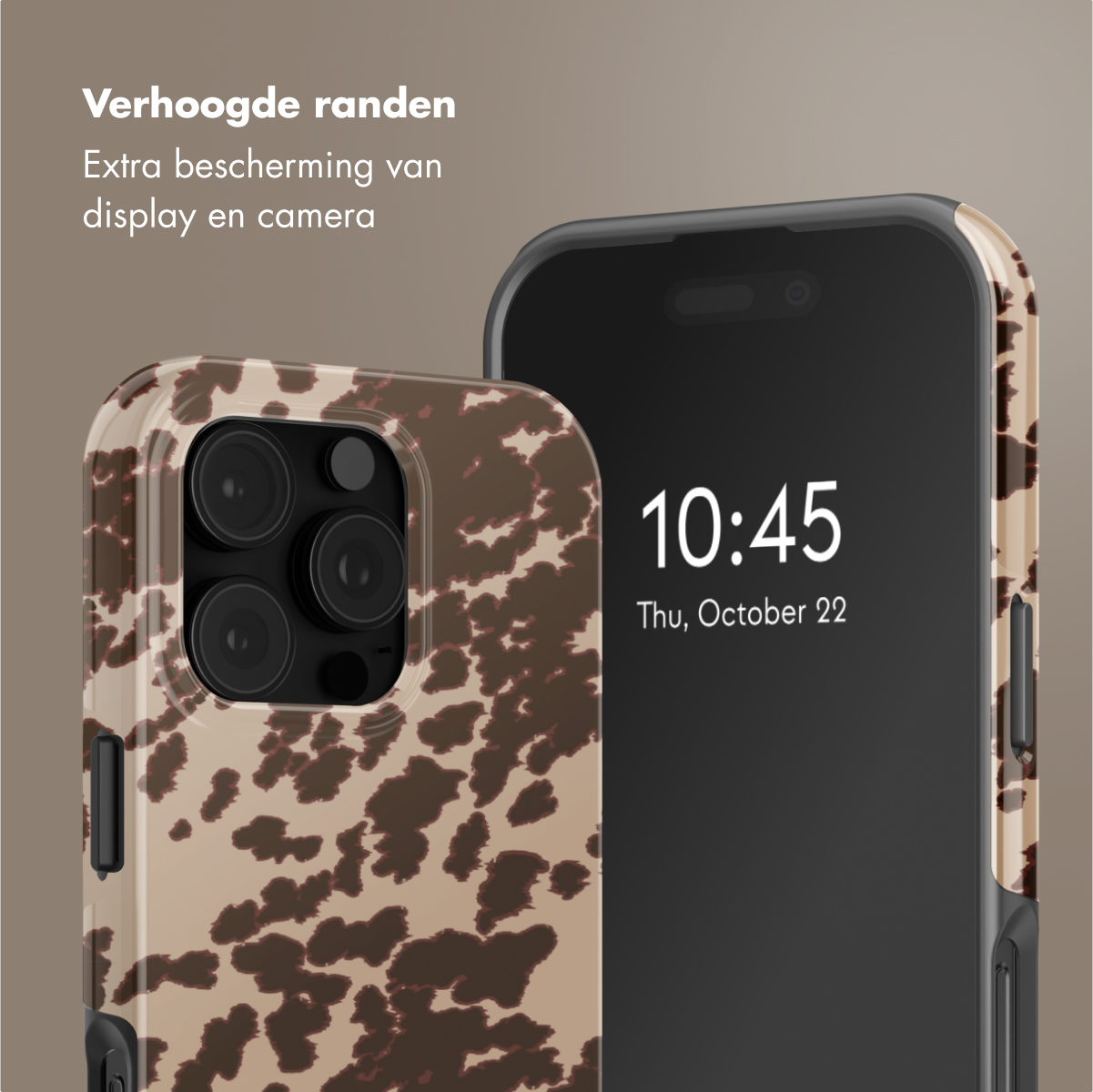 Een telefoon in een hoesje met koeienprint. Een telefoon met zwart scherm erachter.