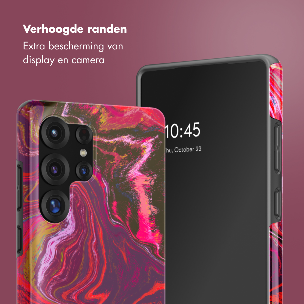 Een telefoonhoesje met een rood-paars marmerontwerp en een zwarte telefoon die de tijd 10:45 aangeeft. Tekst zegt Verhoogde randen.