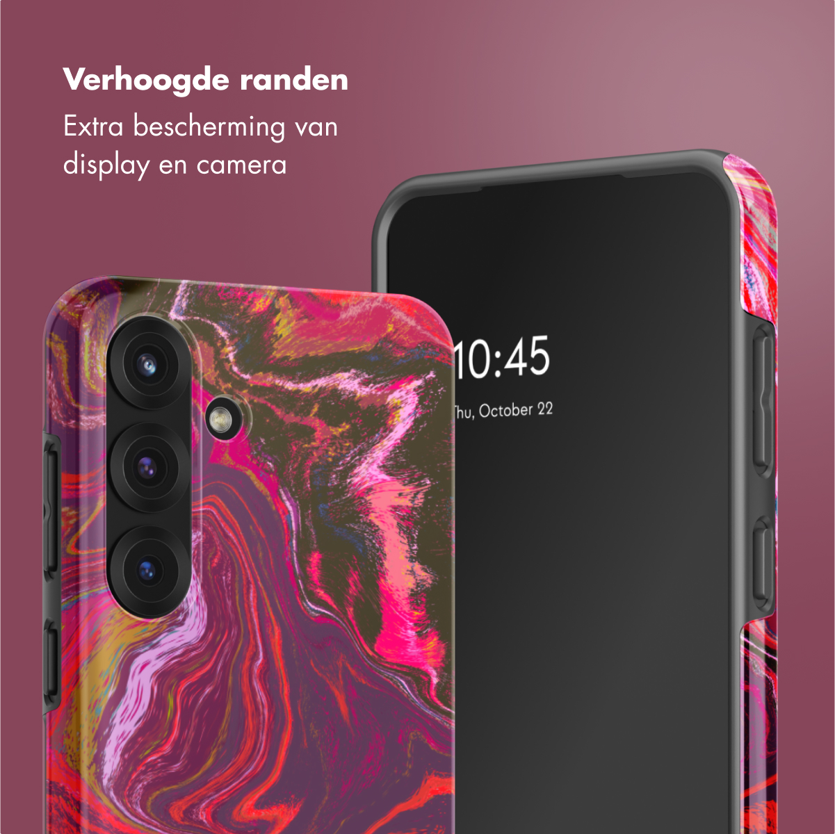 Een telefoonhoesje met een rood-paars marmerontwerp en een zwarte telefoon die de tijd 10:45 aangeeft. Tekst zegt Verhoogde randen.