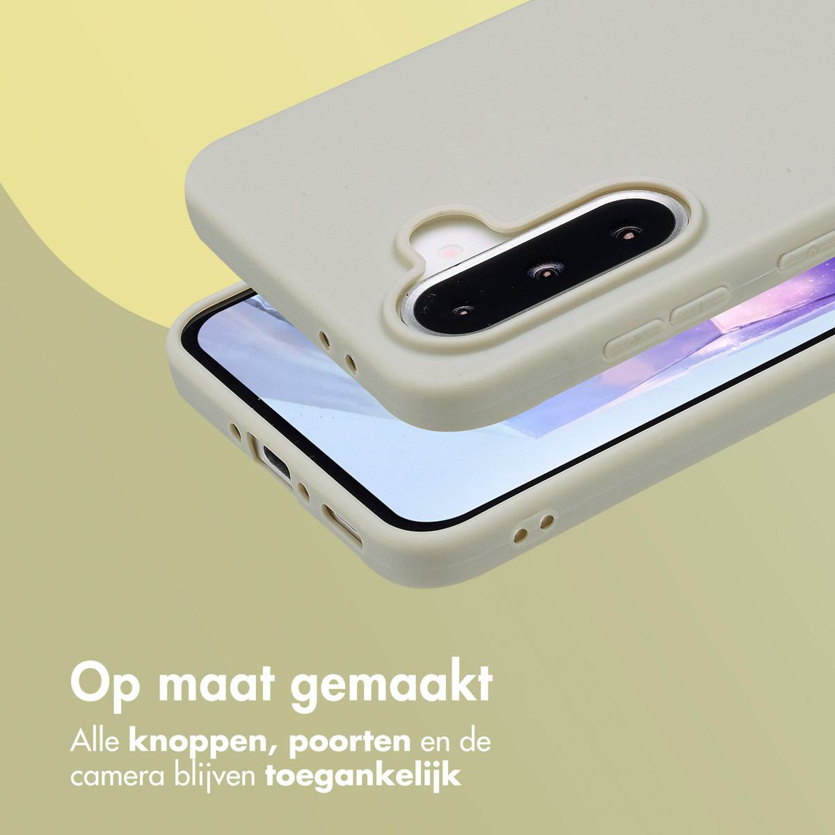 Beige telefoonhoesje op telefoon. Knoppen en camera toegankelijk. Op maat gemaakt.