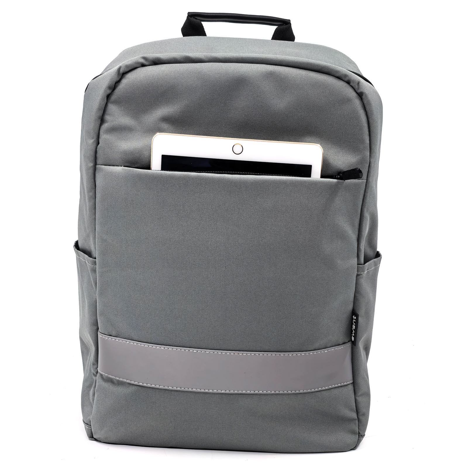 Zaino grigio con tablet nella tasca anteriore, striscia riflettente e manico nero su bianco.