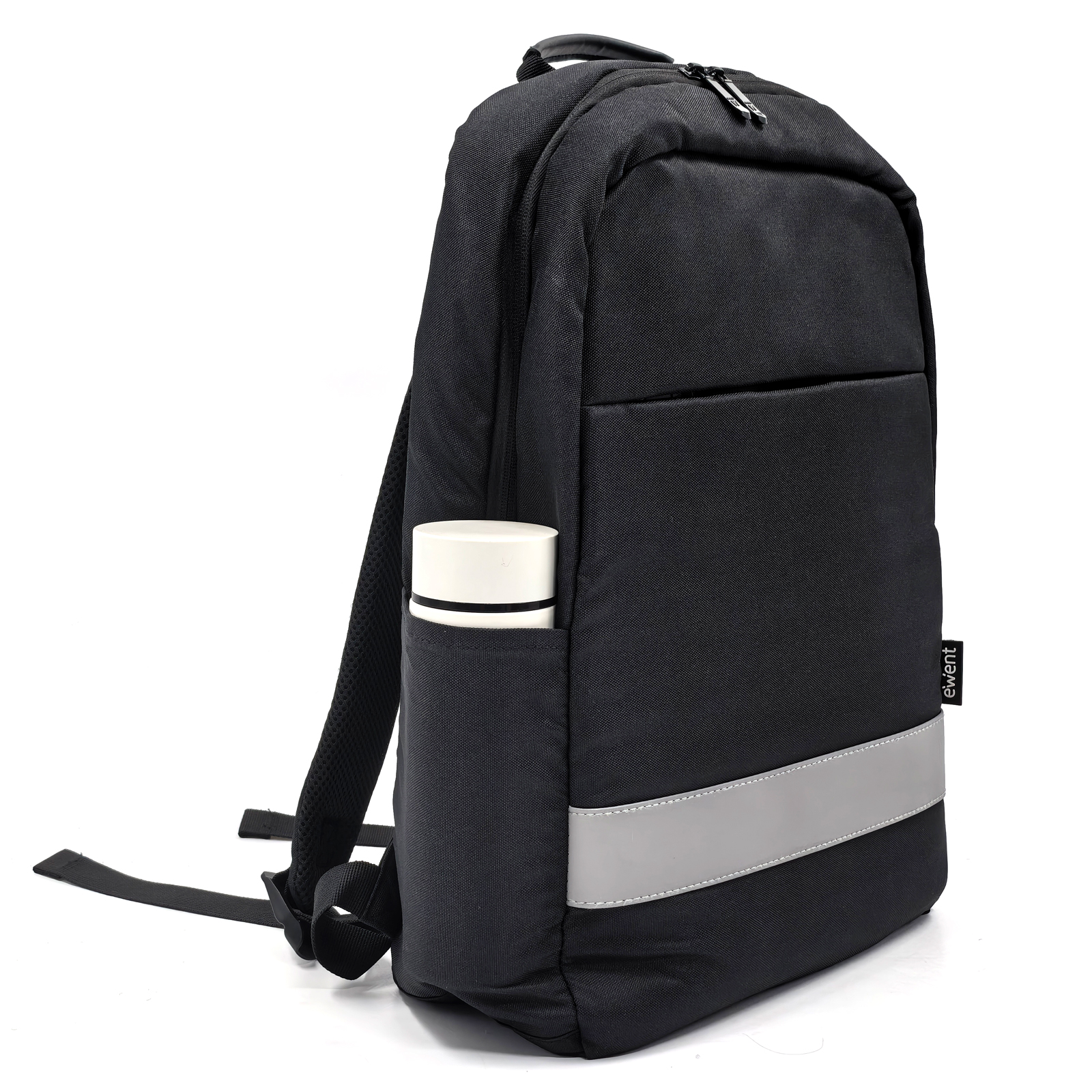 Zaino nero con borraccia nella tasca laterale. Striscia riflettente e sfondo bianco.