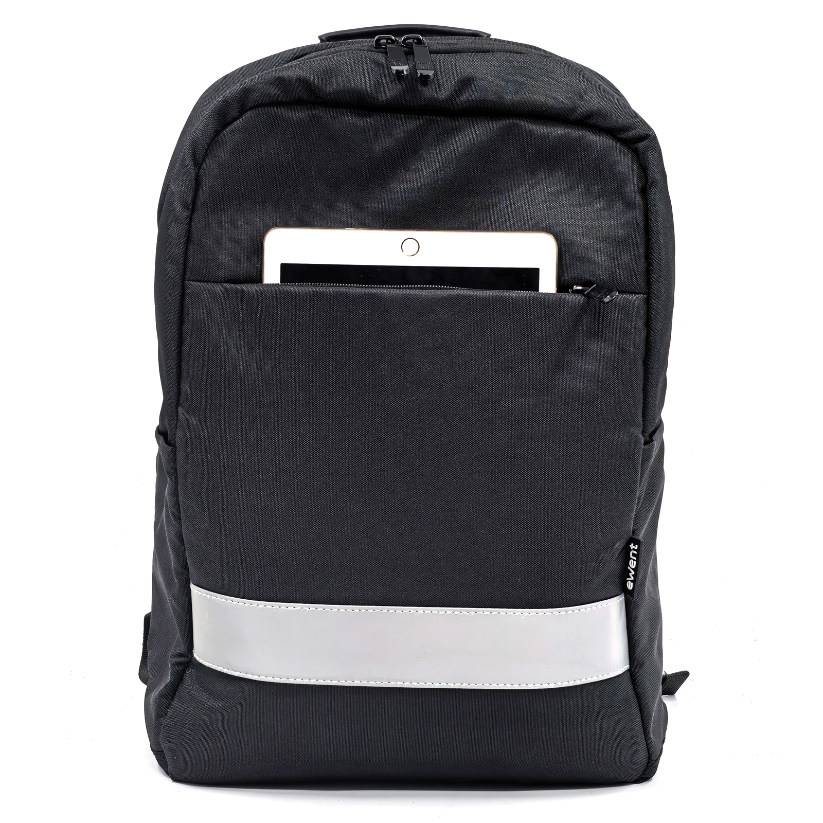 Zaino nero con un tablet nella tasca anteriore. Striscia riflettente e sfondo bianco.
