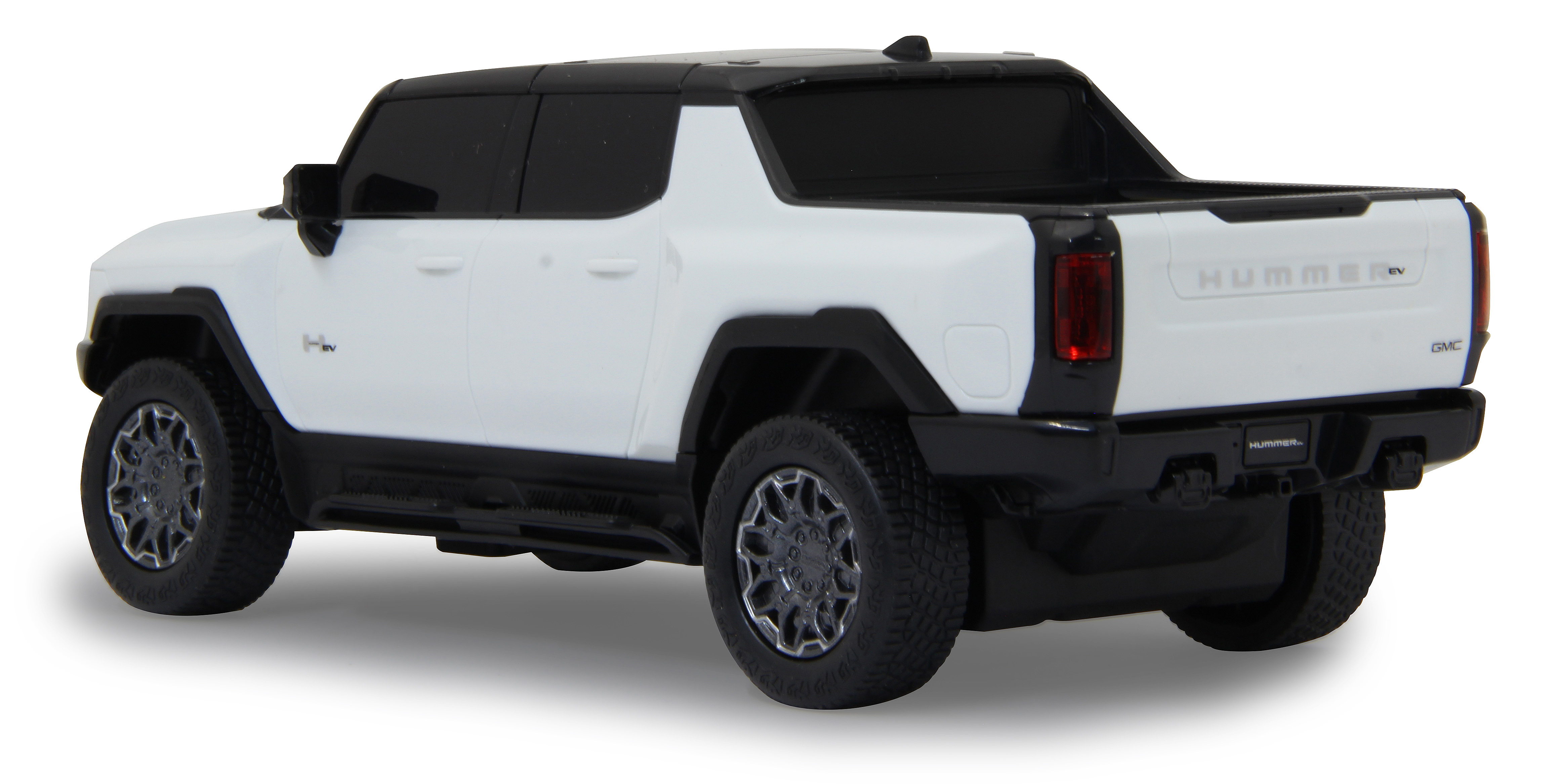 Schräge Rückansicht eines weißen Hummer EV-Pickups, der sein Design und seine Ausstattung vor einem weißen Hintergrund zeigt.