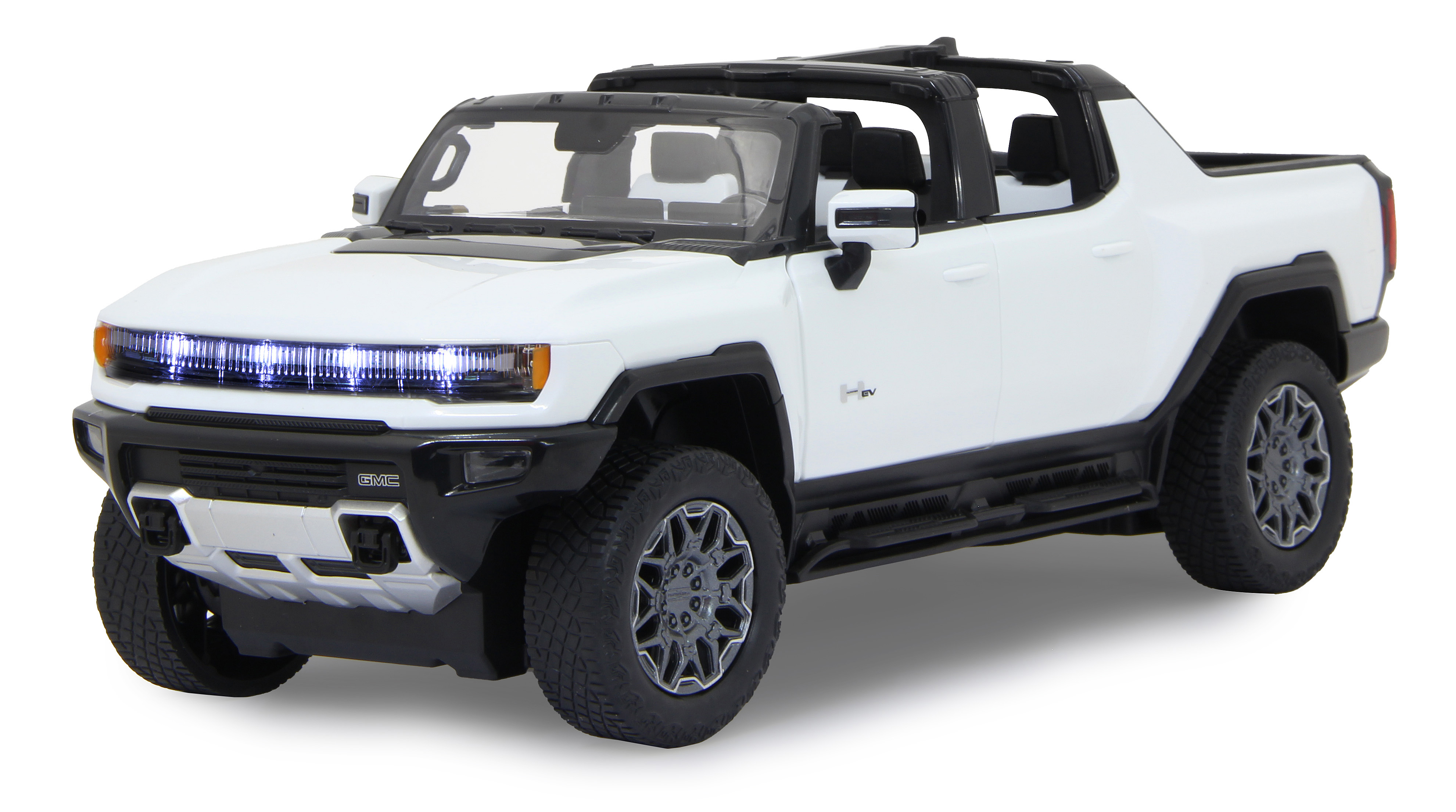 Schräge Vorderansicht eines weißen Hummer EV-Pickups, der sein Design und seine Ausstattung vor einem weißen Hintergrund zeigt.