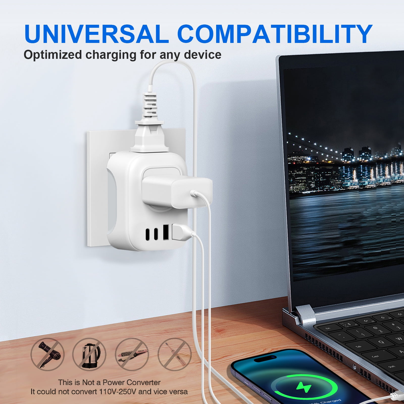 Ein weißer Netzadapter, der in eine Wand eingesteckt ist, mit einem Laptop und einem Telefon, das geladen wird.