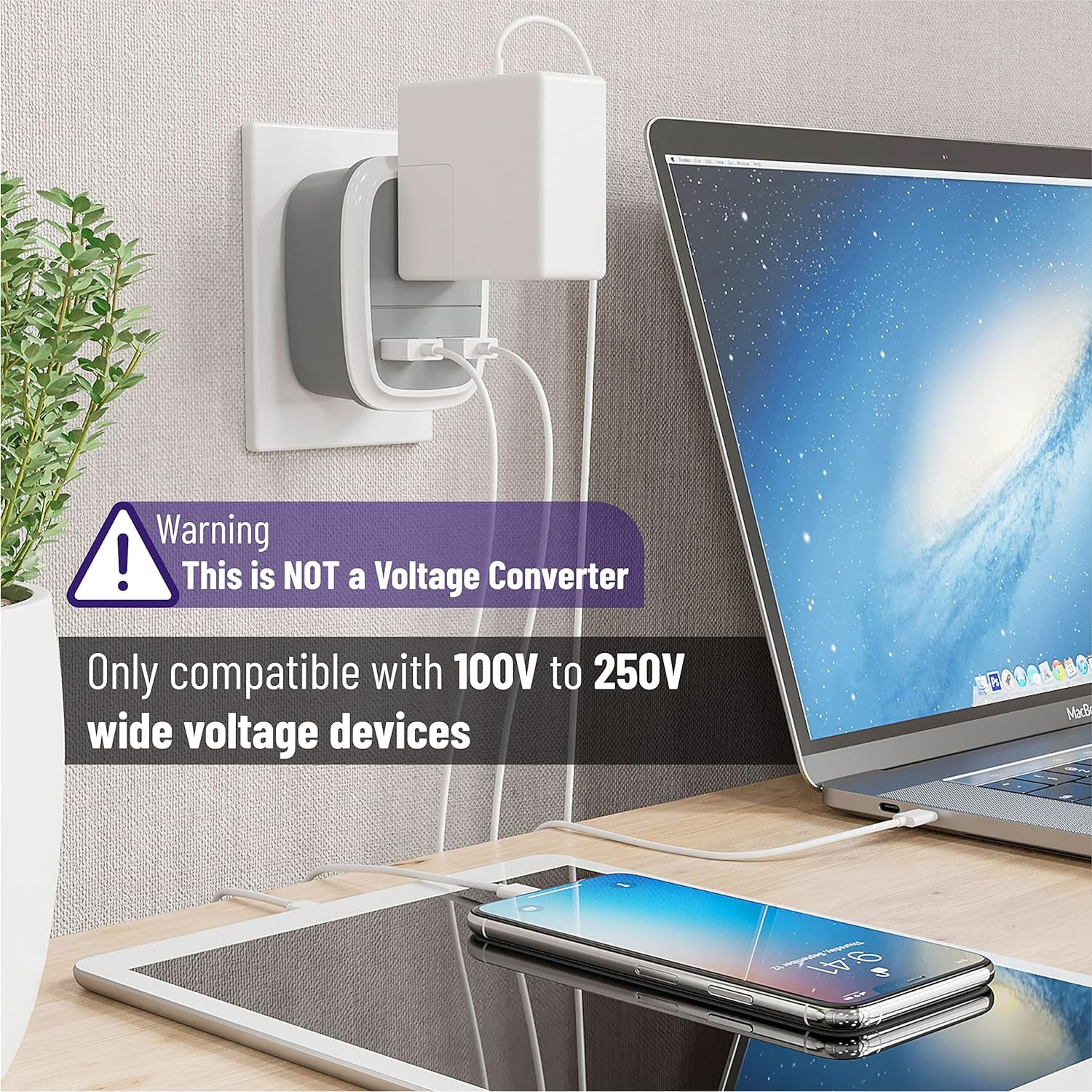 Ein Adapter ist in eine Steckdose gesteckt und lädt einen Laptop, ein Telefon und ein Tablet auf. Es gibt eine Warnung vor Spannungswandlung.