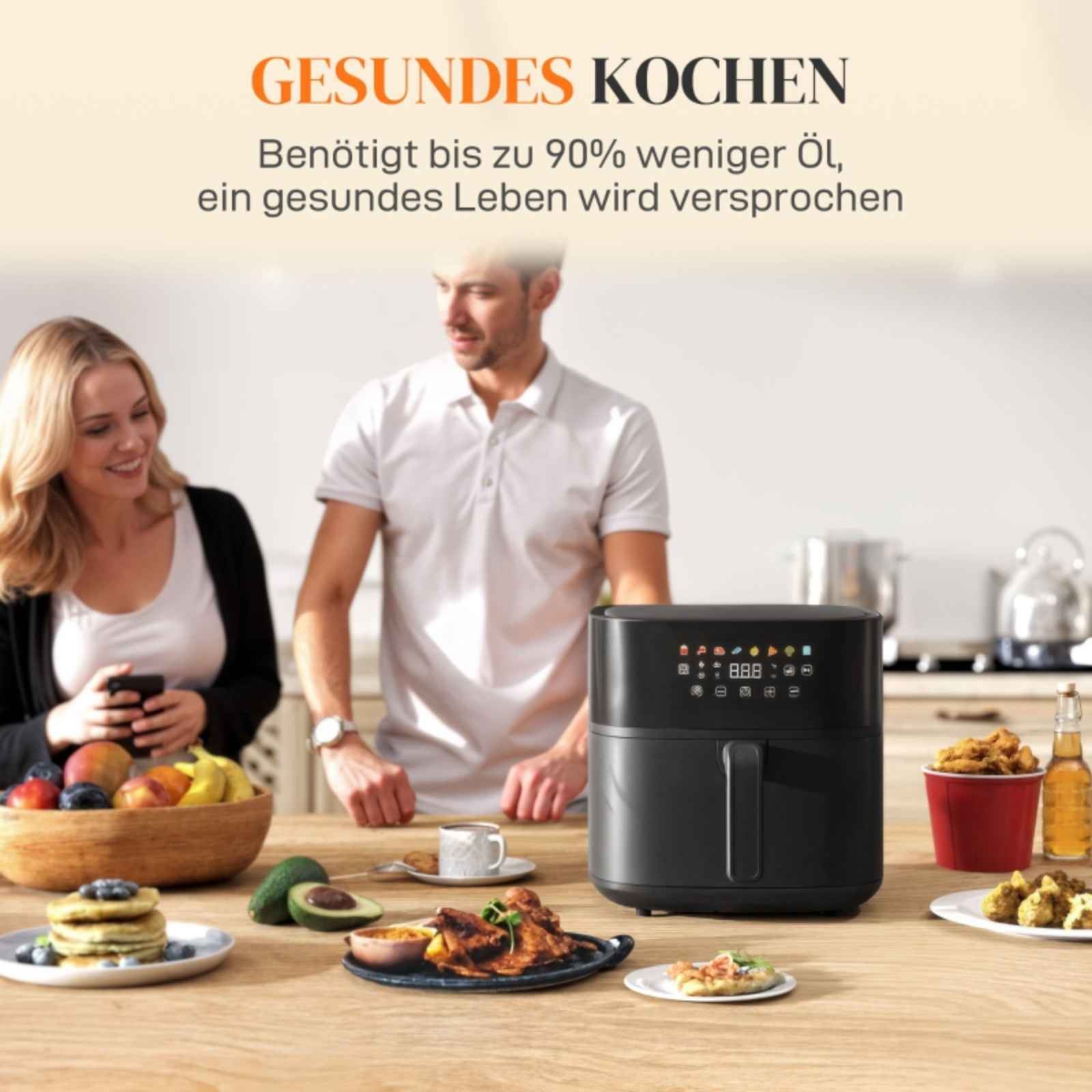 Paar mit Heißluftfritteuse auf einem Tisch mit Essen. Mann und Frau schauen auf die Heißluftfritteuse. Gesundes Kochen.