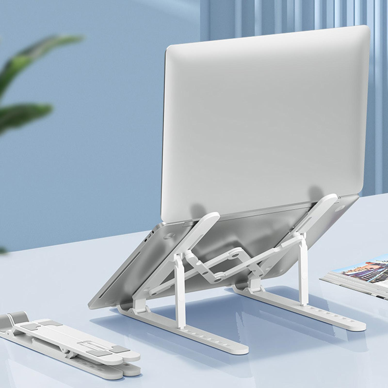 Laptopständer mit Laptop darauf. Der Ständer ist weiß. Ein weiterer Ständer ist links gefaltet.