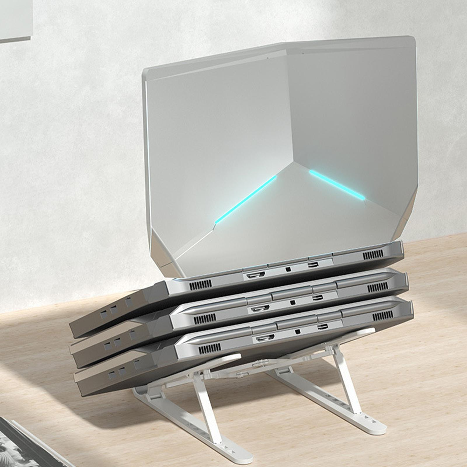 Mehrere Laptops auf einem weißen Ständer gestapelt. Der Ständer ist abgewinkelt, die Laptops stehen in einer Reihe.