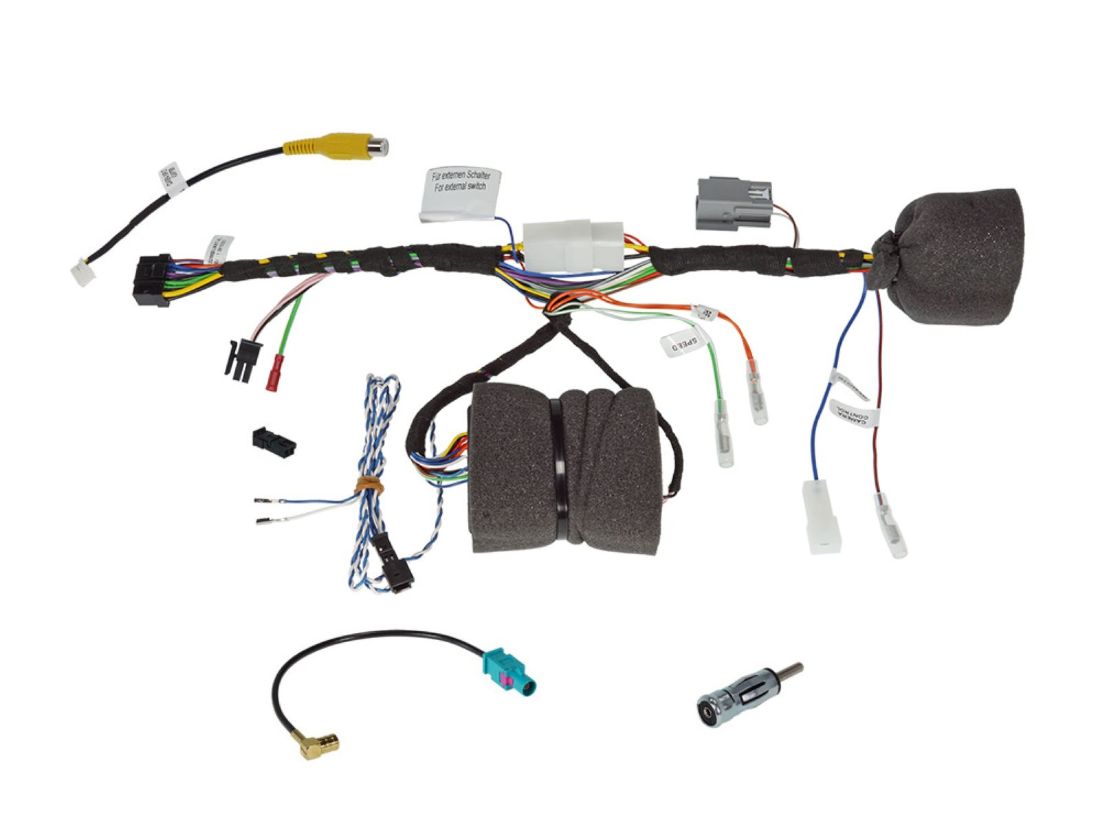 Verschiedene Autokabelkomponenten, einschließlich Kabel, Stecker und ein gelbes Cinch-Kabel.