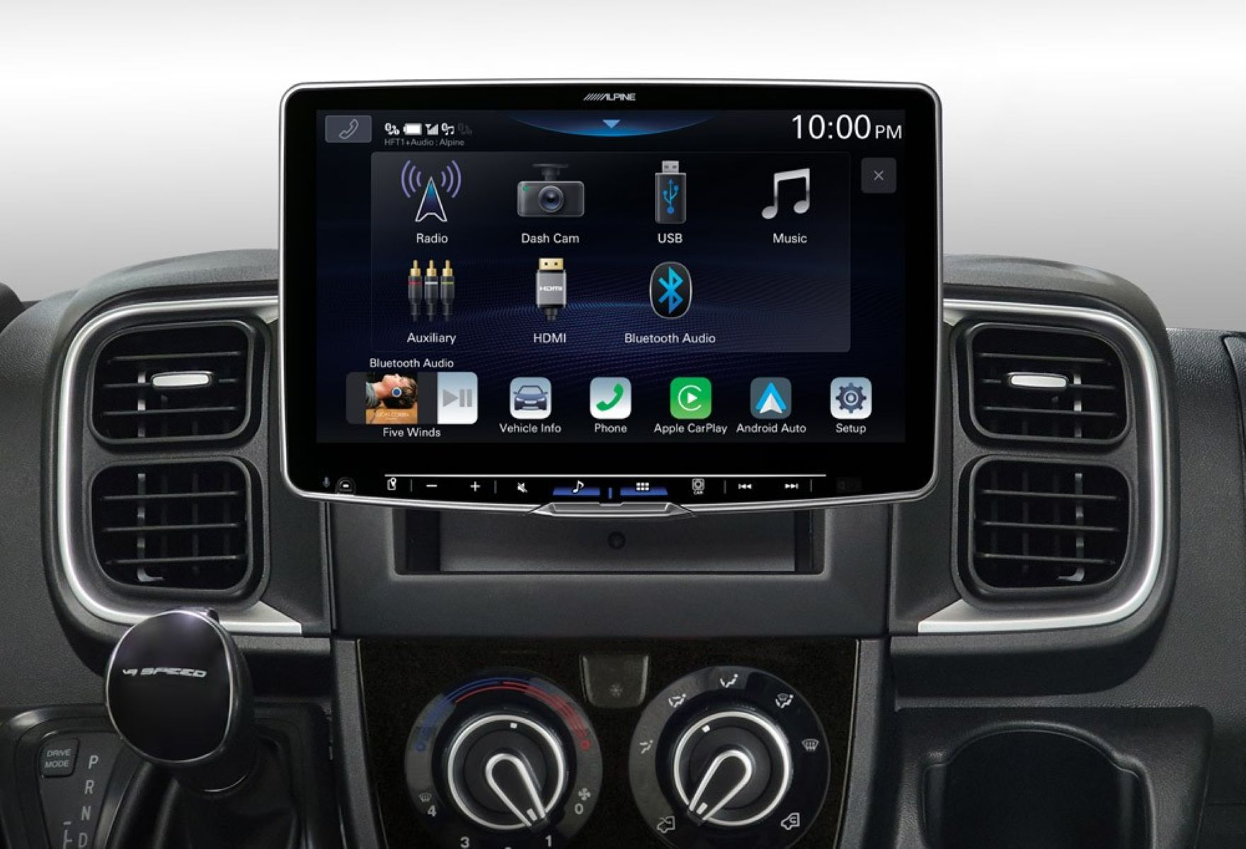 Auto-Infotainment-System mit großem Bildschirm. Verschiedene Funktionen und Symbole werden angezeigt.