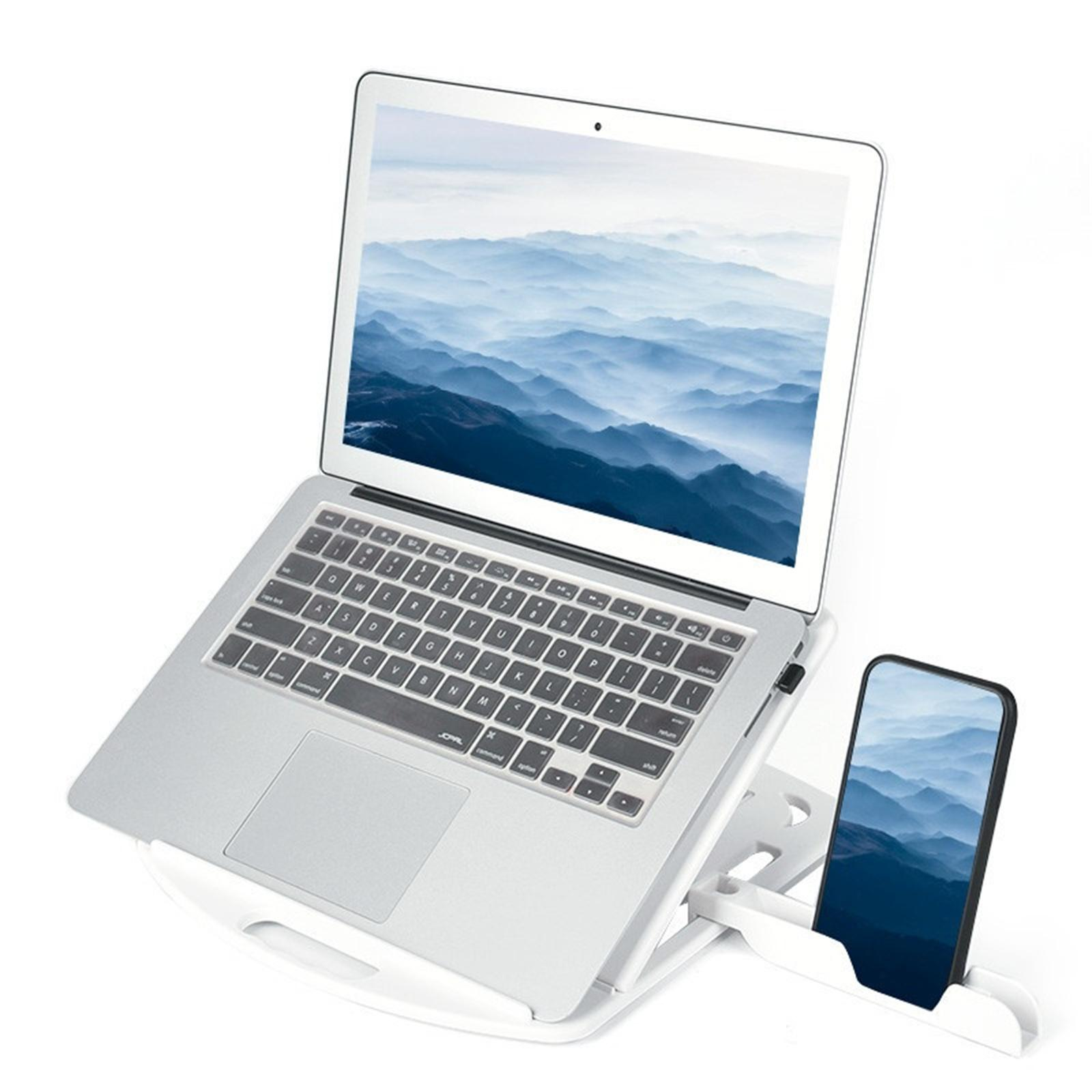 Laptop und Telefon auf weißem Ständer. Das Telefon zeigt eine Berglandschaft, passend zum Laptop.