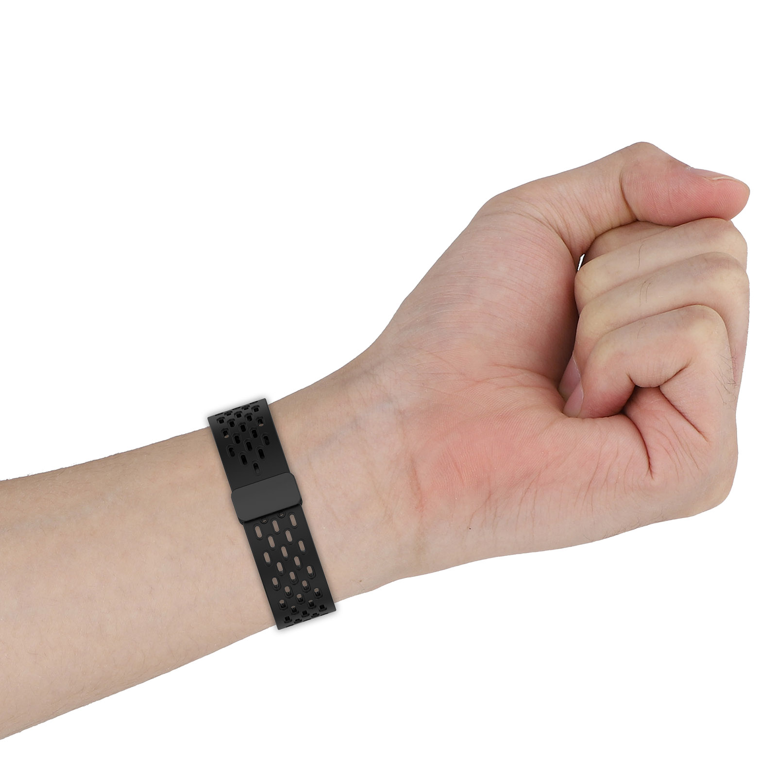 Schwarzes Uhrenarmband an einer Hand, mit Perforationen.