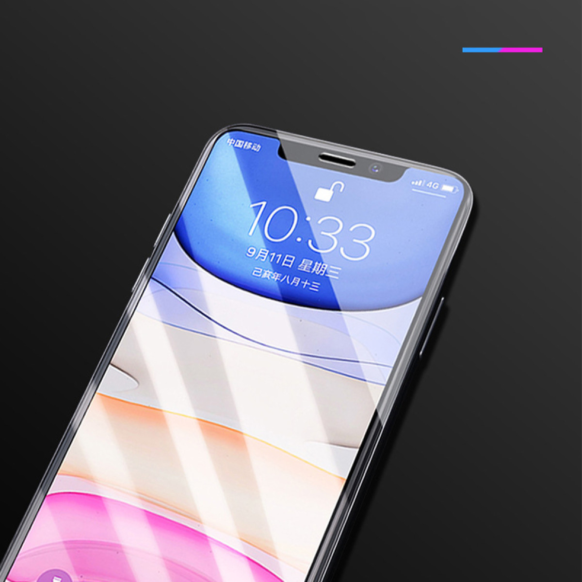 Primo piano di uno schermo del telefono che mostra l'ora, la data e altre icone.