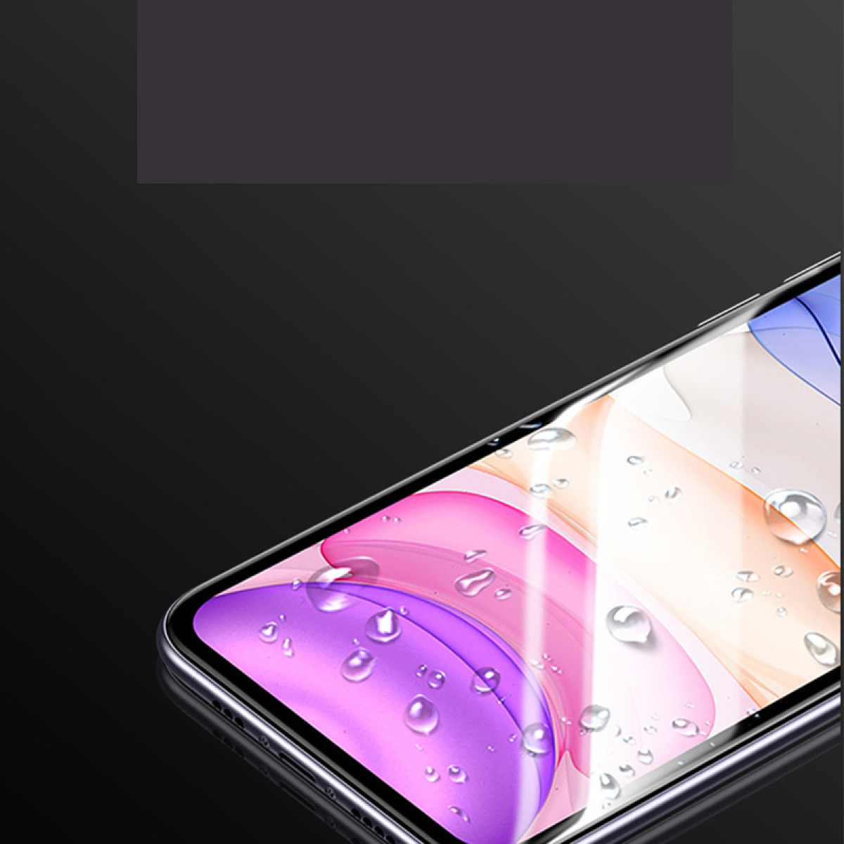 Uno schermo di smartphone con goccioline d'acqua, lo schermo mostra un riflesso e una sfumatura e uno sfondo scuro.