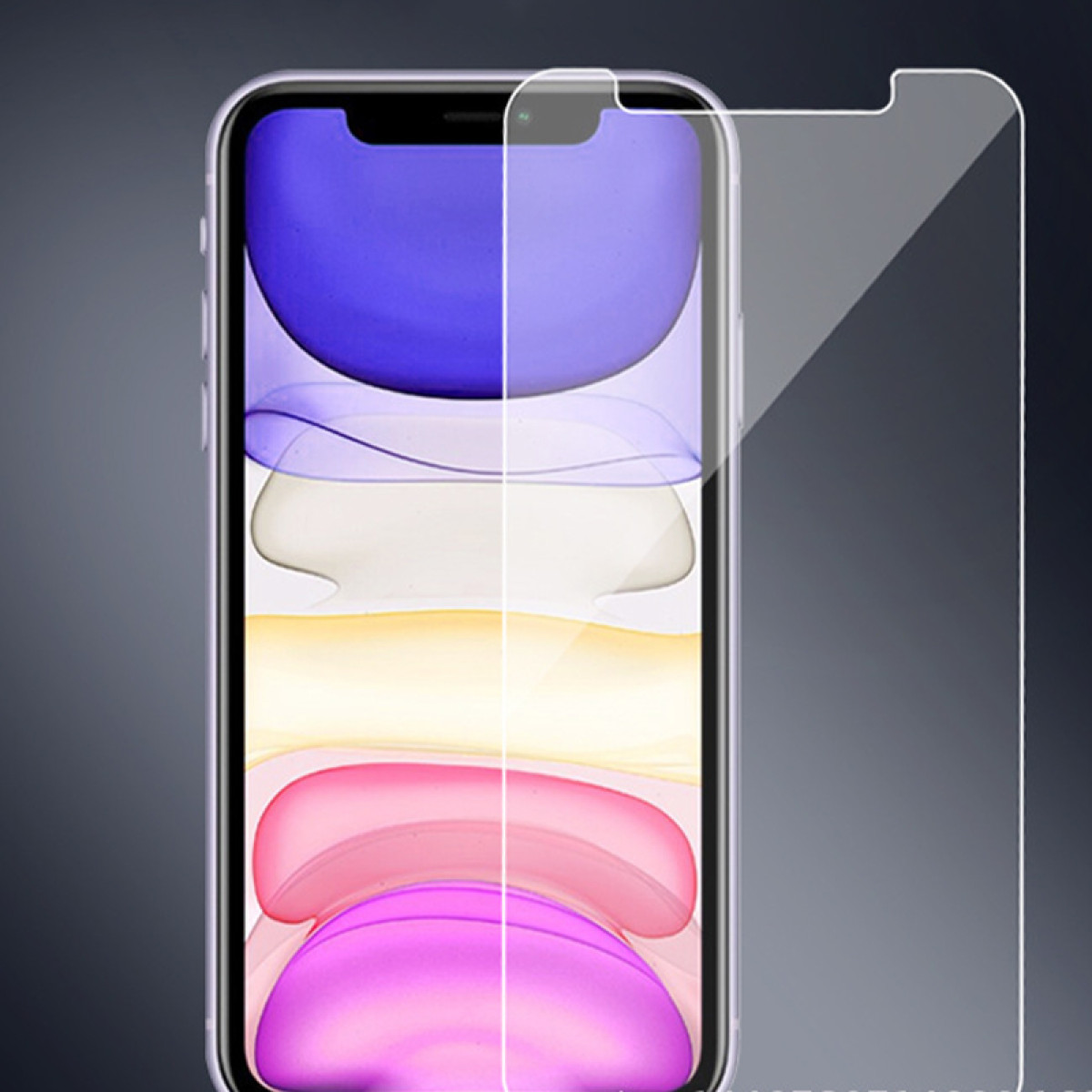 Una protezione per lo schermo trasparente appoggiata accanto a un telefono con uno schermo colorato.