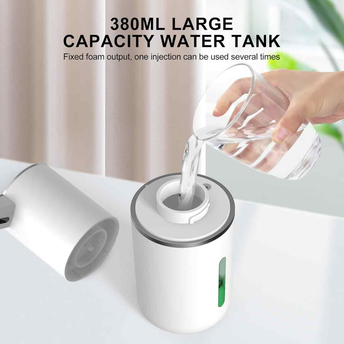 Hand gießt Flüssigkeit in einen weißen, automatischen Seifenspender. Tankinhalt 380 ml. Weißer Hintergrund.