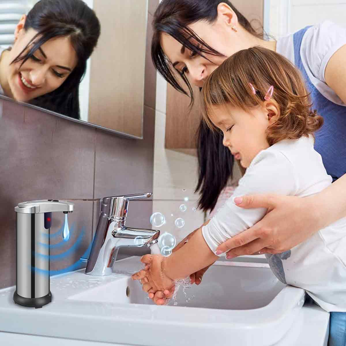 Eine Mutter und ein Kind benutzen einen silbernen Seifenspender. Das Kind wäscht sich die Hände, Blasen sind sichtbar.