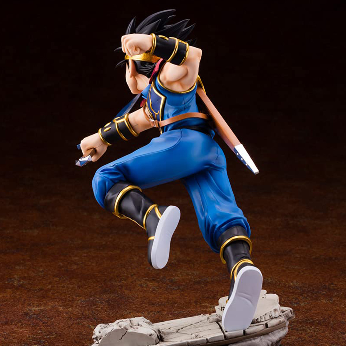 Eine Figur eines Manga-Charakters in blauem Outfit, der rennt und ein Schwert schwingt.