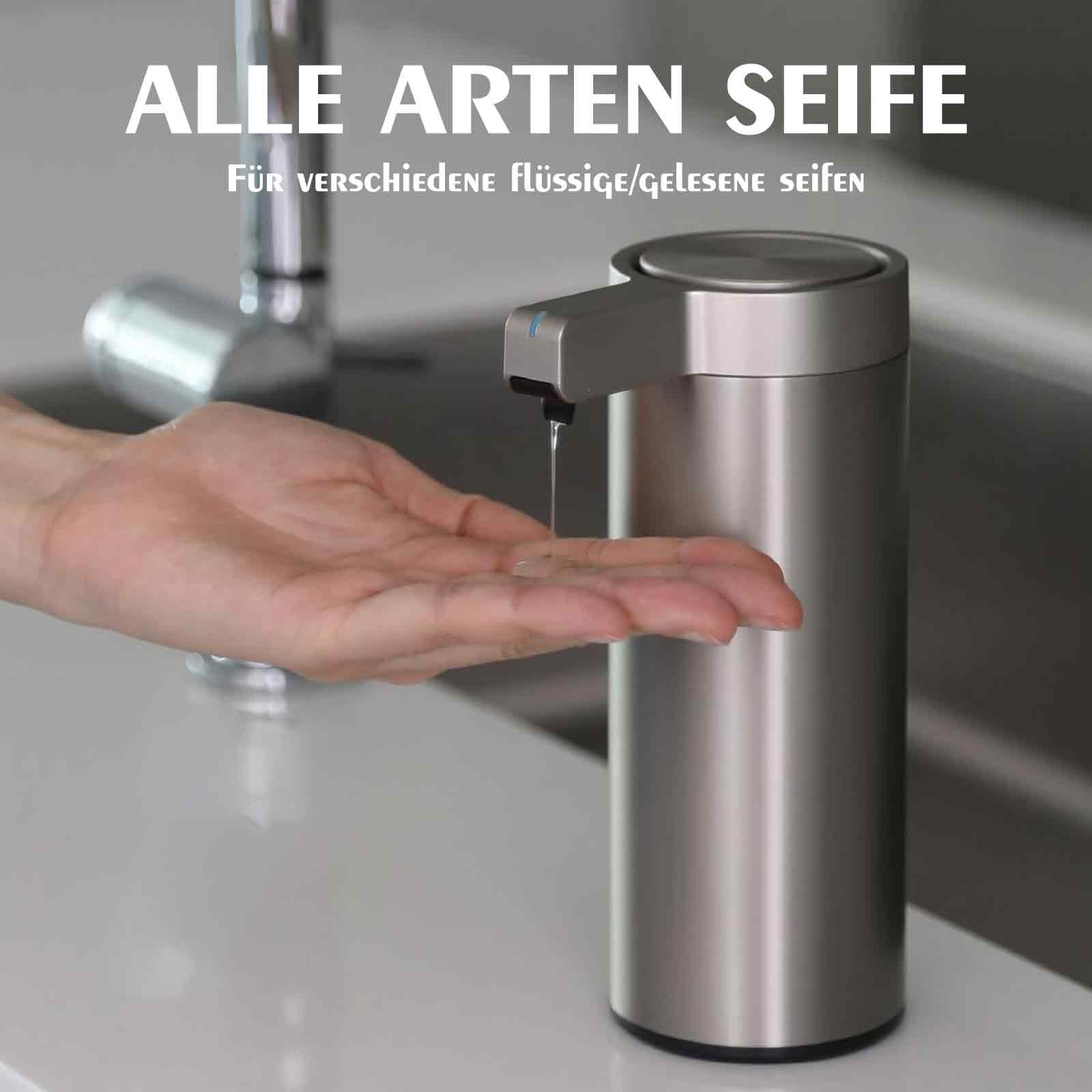 Ein silberner Seifenspender gibt Seife in eine Hand ab. Der Hintergrund ist eine Küche.