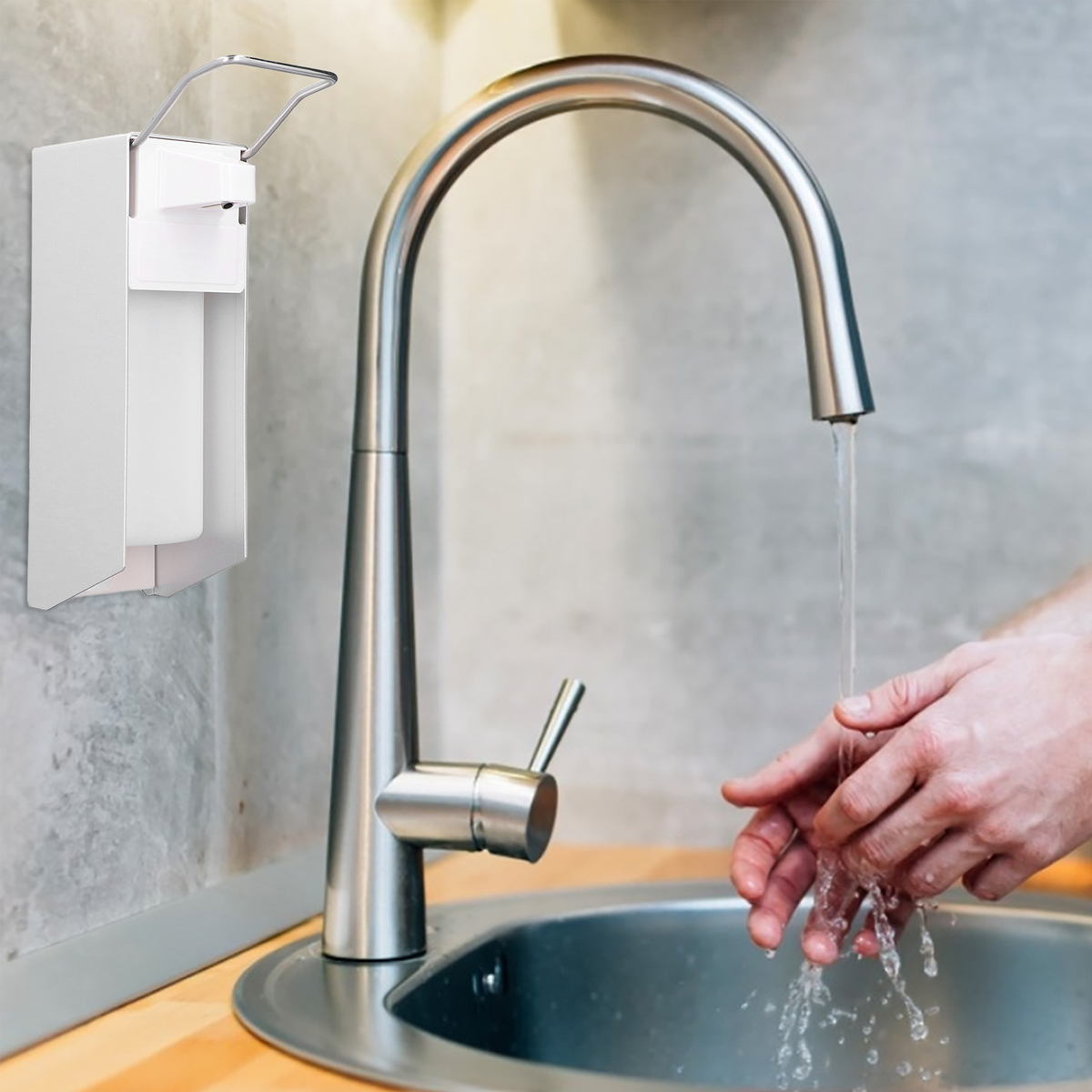 Ein silberner Wasserhahn, ein Edelstahlwaschbecken und ein weißer Seifenspender an der Wand.