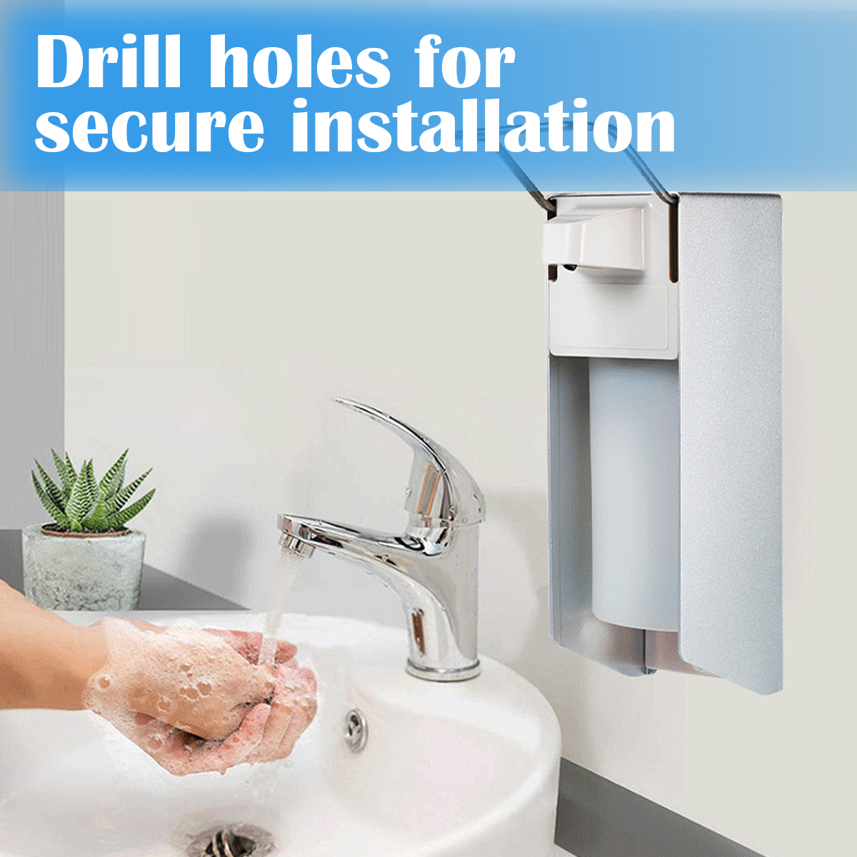 Eine Hand wäscht sich mit Seife an einem Waschbecken, ein silberner Wasserhahn und ein weißer Spender.