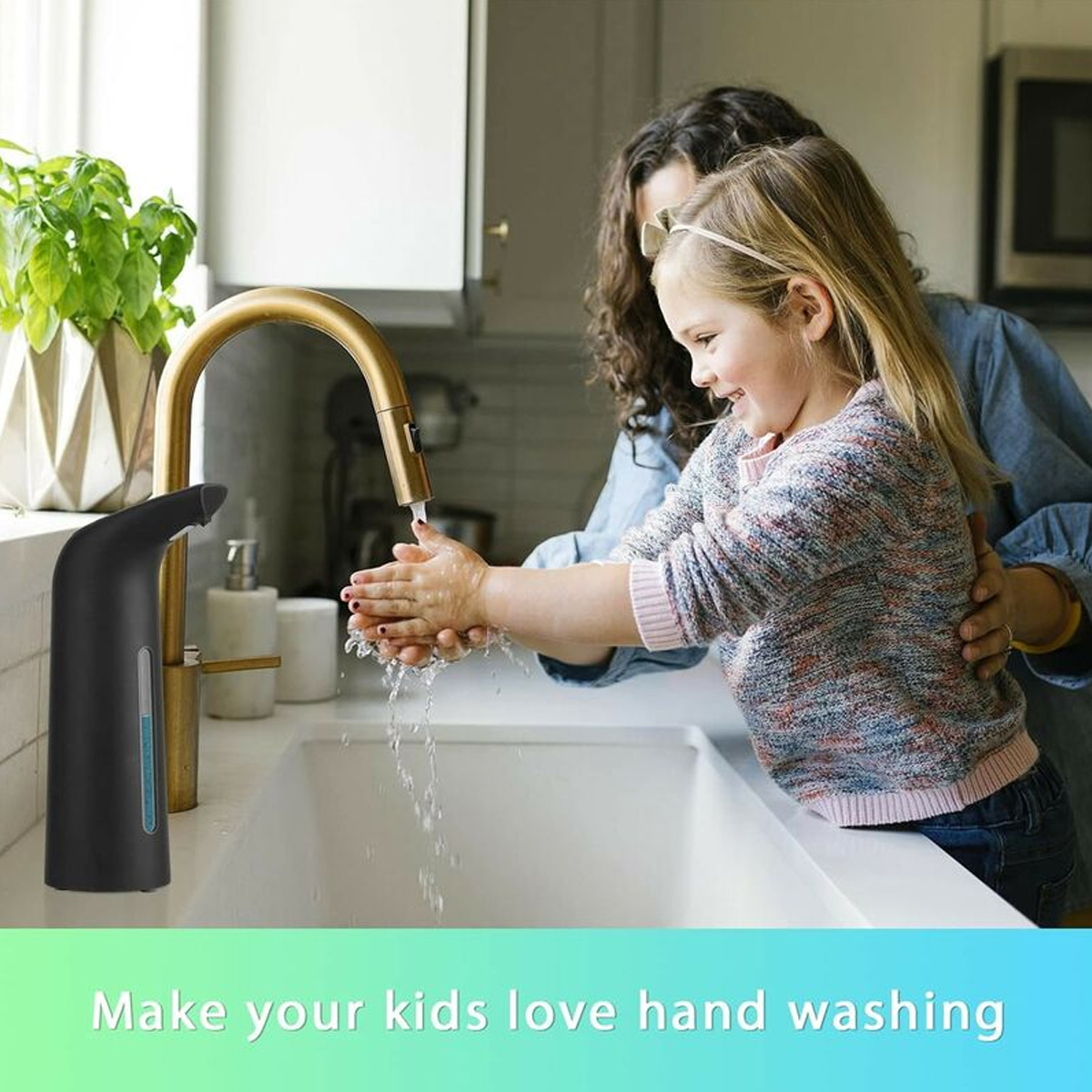 Ein Kind wäscht sich die Hände mit einem goldenen Wasserhahn und einem schwarzen Seifenspender.