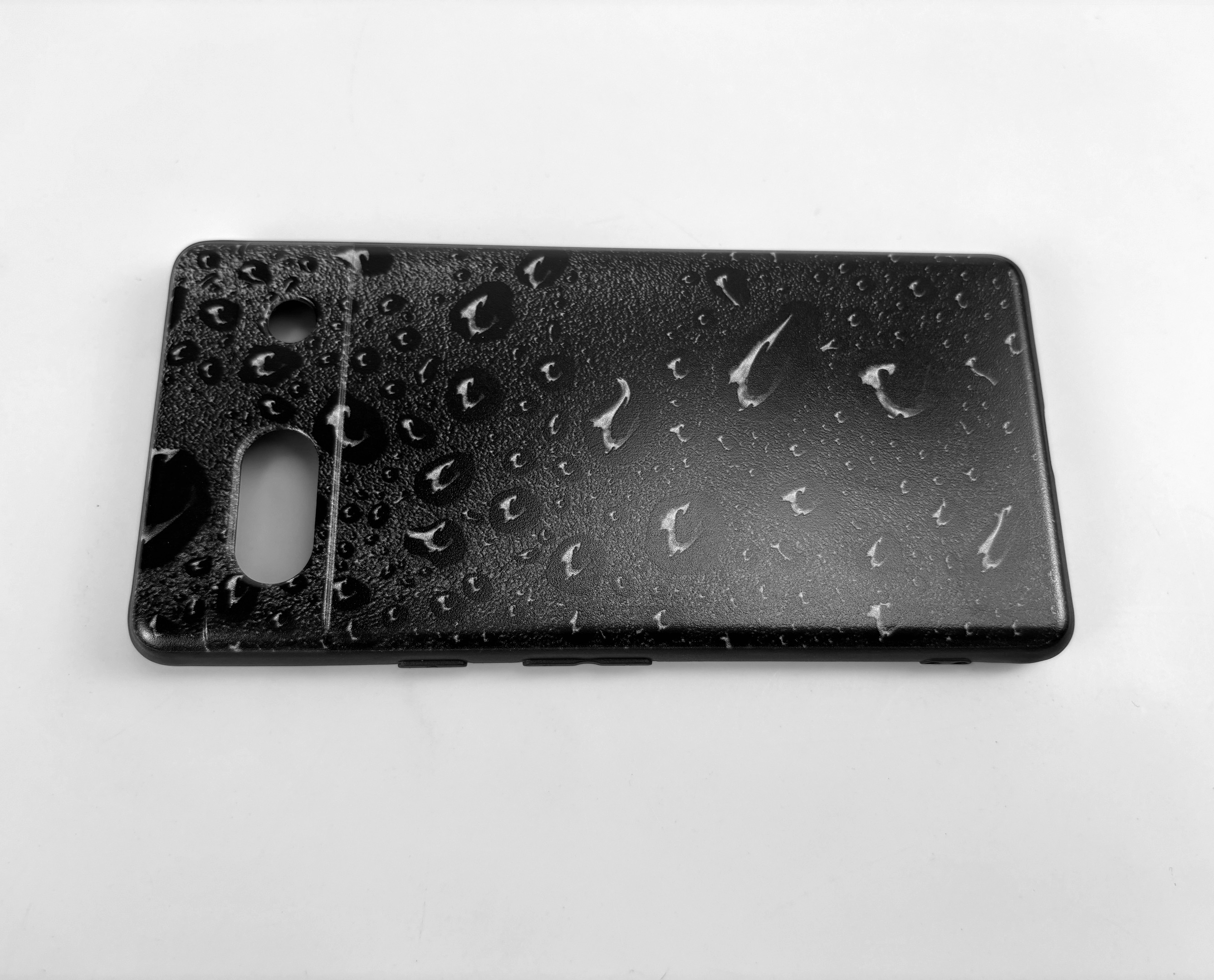 Custodia nera per telefono con design a gocce d'acqua su sfondo bianco.