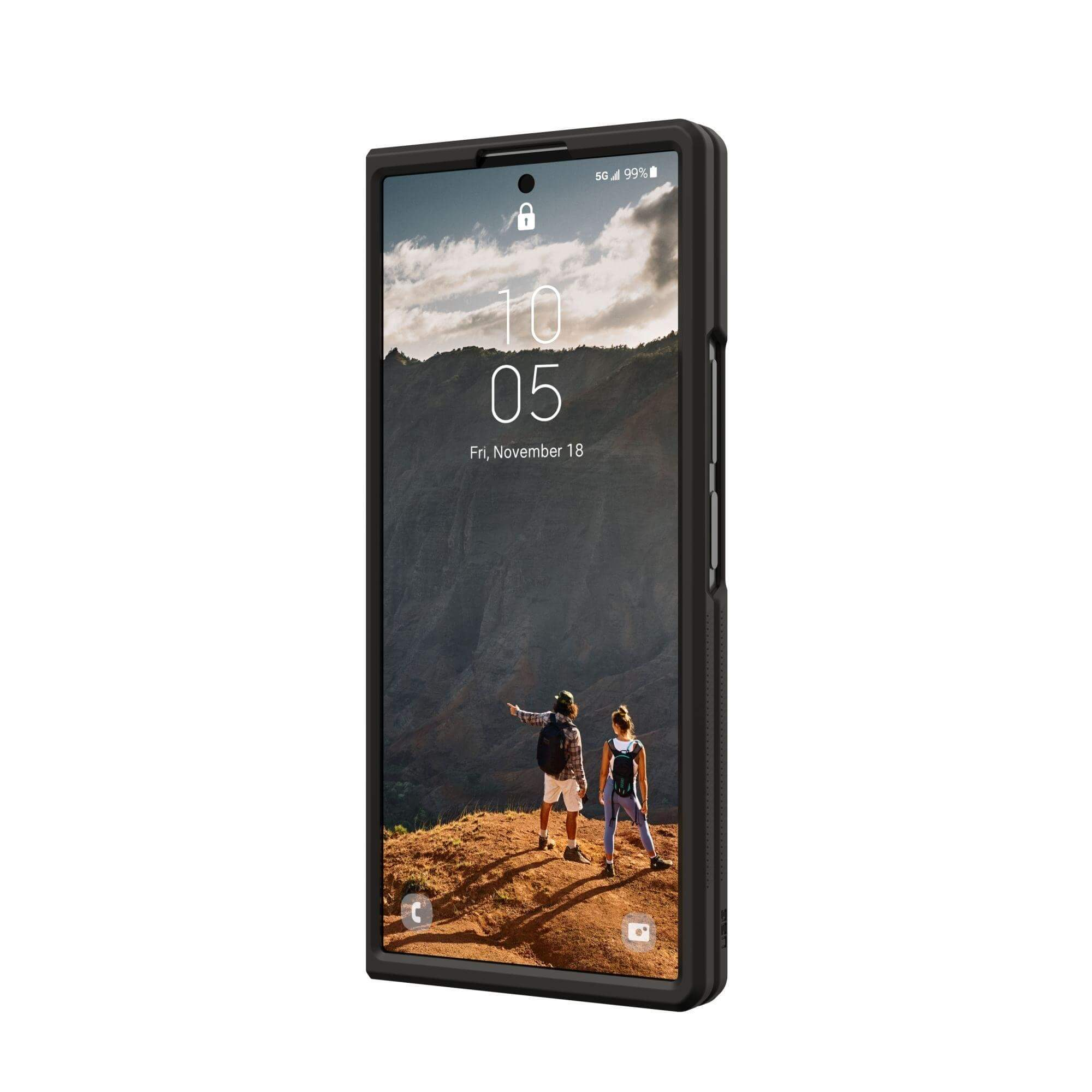 Coque de téléphone noire avec un écran affichant l'heure et une vue sur la montagne. Il y a deux personnes.