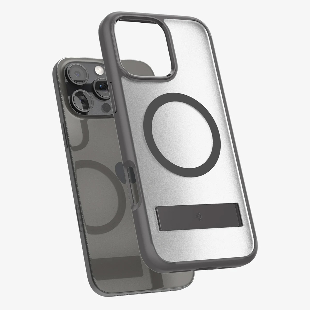 Une coque de téléphone avec un dos gris et transparent. Elle a un anneau MagSafe et un support.