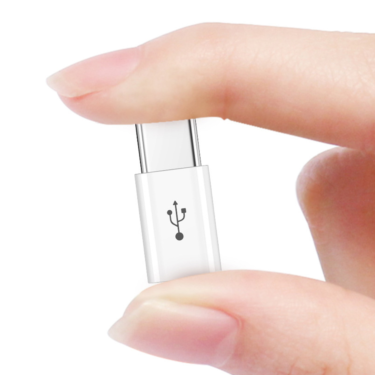 Ein weißer USB-zu-USB-C-Adapter wird von einer Hand vor weißem Hintergrund gehalten, Nahaufnahme.