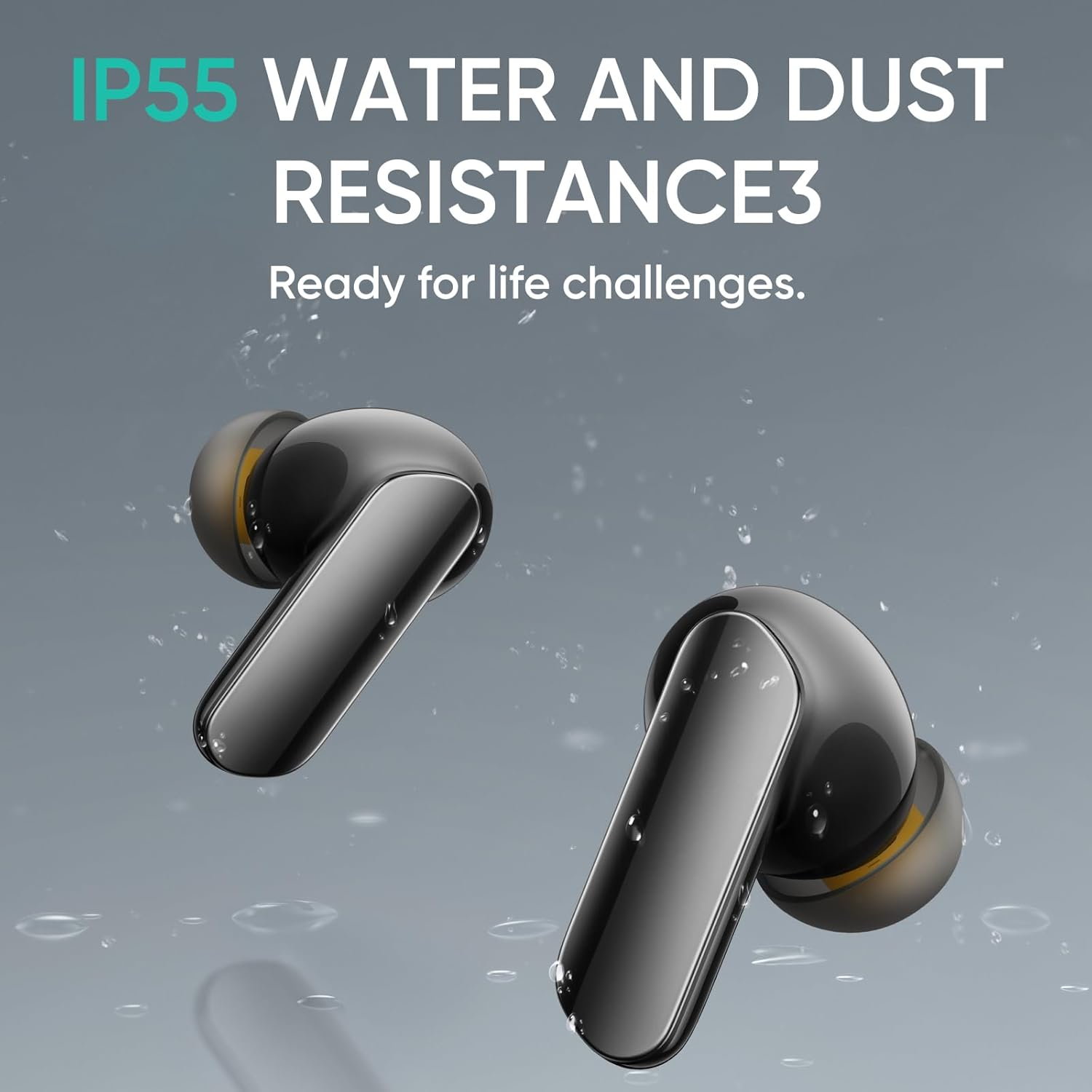 Paar schwarze Ohrhörer mit Wassertropfen. Text: IP55 Wasser- und Staubbeständigkeit.