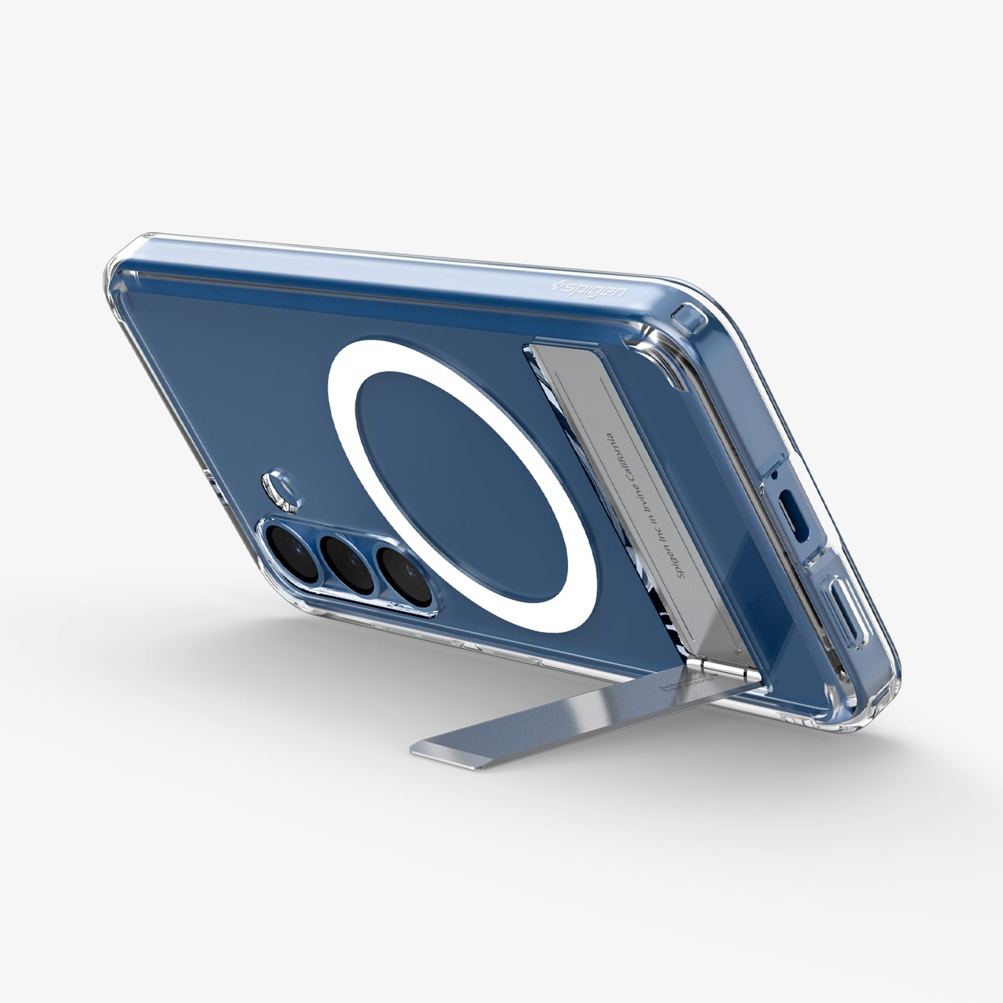 Eine transparente Handyhülle abgewinkelt, mit einem Telefon darin, drei Kameras und einem Ständer.