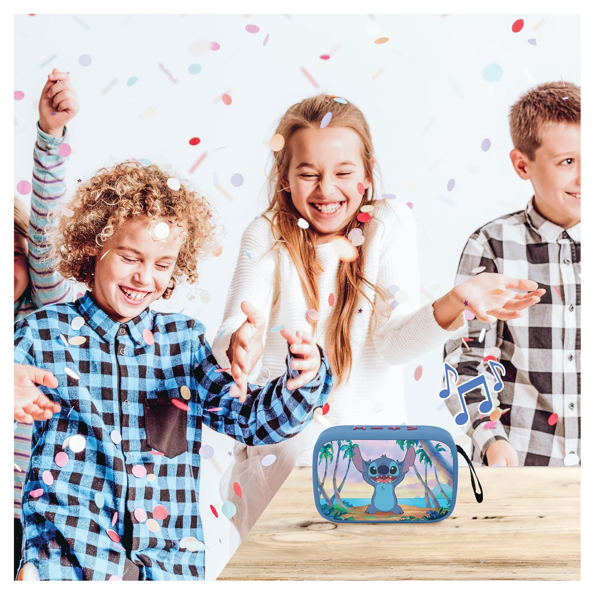 Troje dzieci i głośnik Stitch. Konfetti spada. Dzieci się uśmiechają.