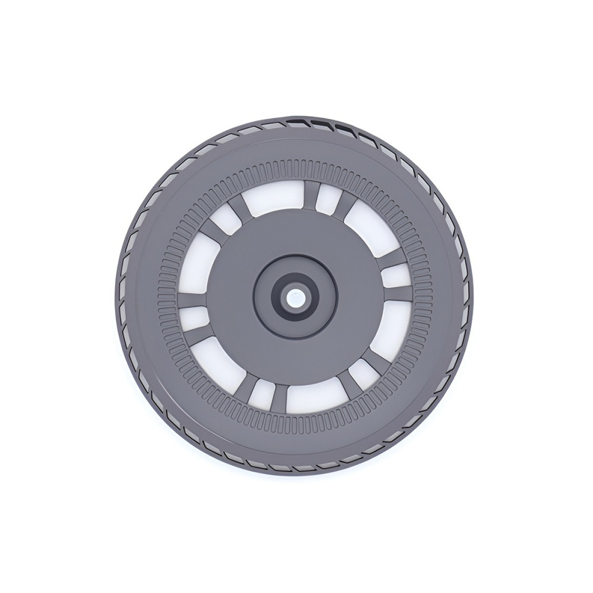 Un oggetto circolare grigio con una serie di fori e un mozzo centrale. È su sfondo bianco.