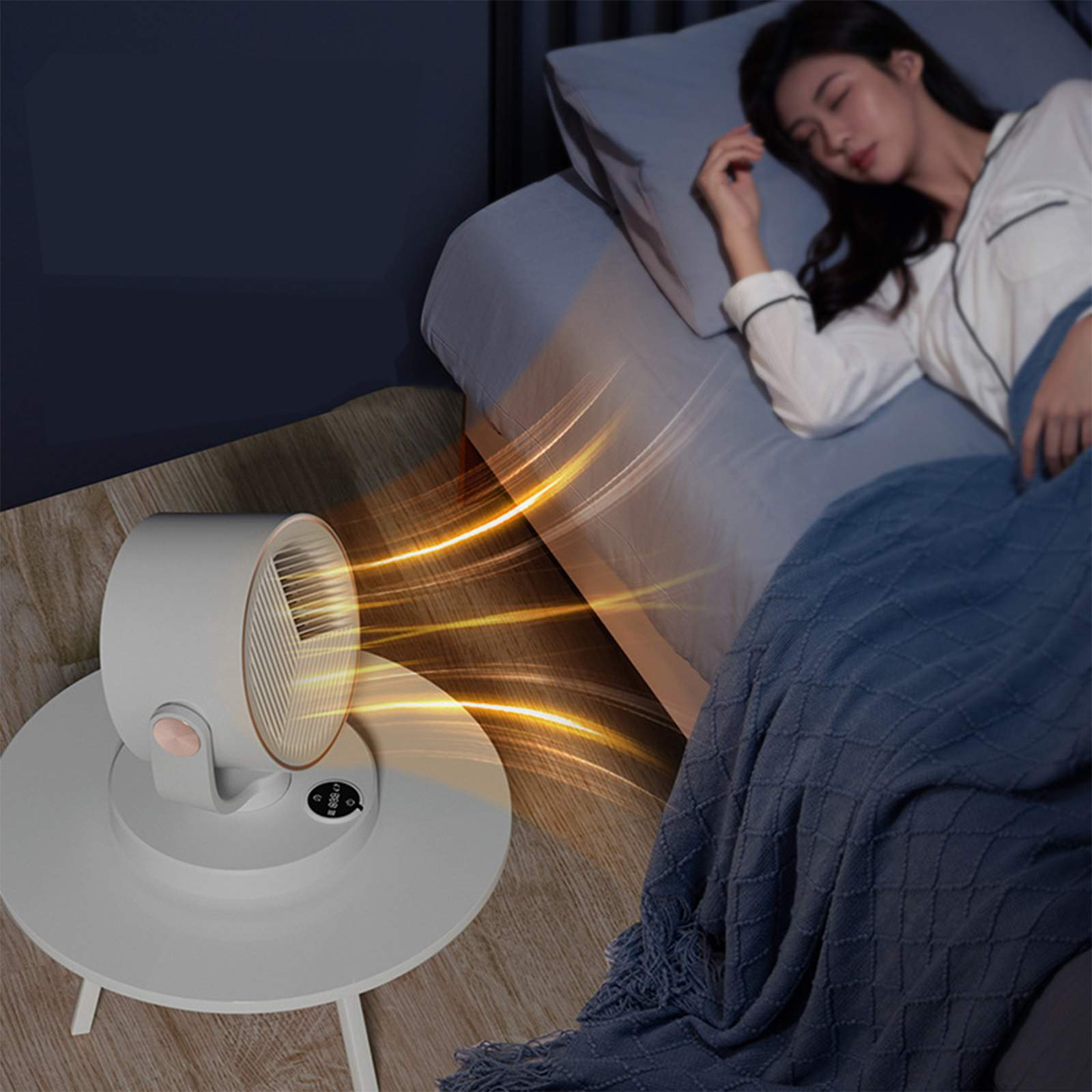 Ein Heizlüfter auf einem Tisch und eine Frau, die im Bett schläft. Der Heizlüfter ist an und das Licht ist an.
