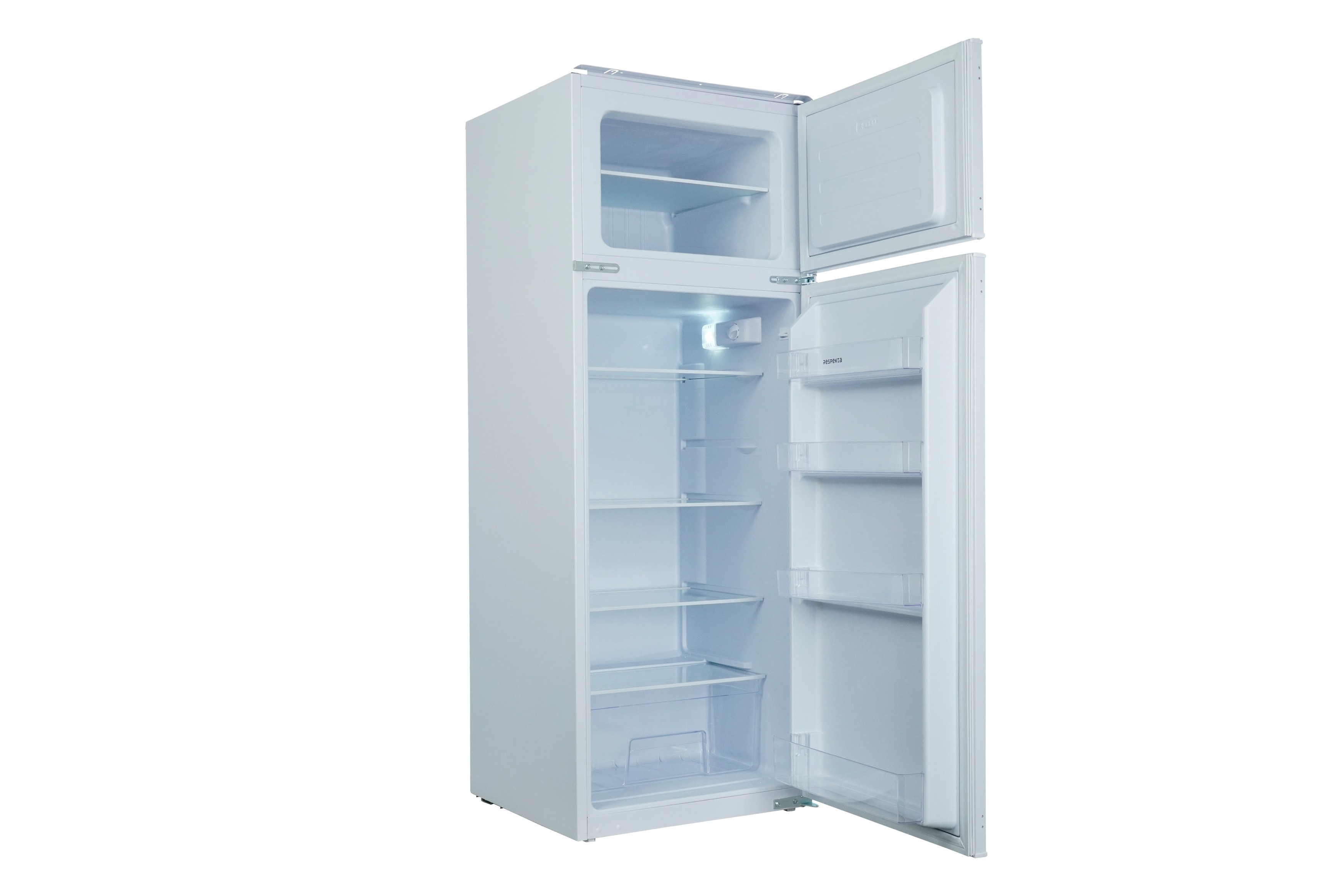 Een witte koelkast met beide deuren open. De binnenkant heeft planken en een licht. Het staat op een witte achtergrond.
