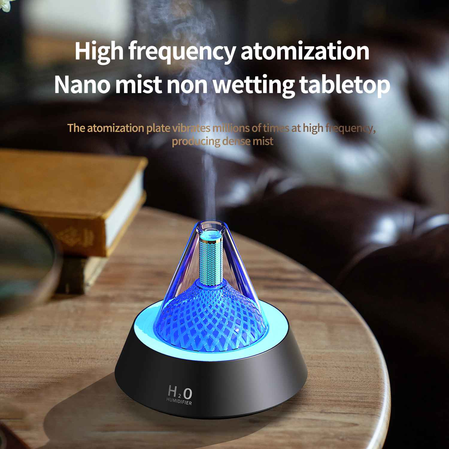 Ein Luftbefeuchter mit blauem Licht im Inneren. Er steht auf einem Holztisch. Auf der Basis steht H2O HUMIDIFIER.