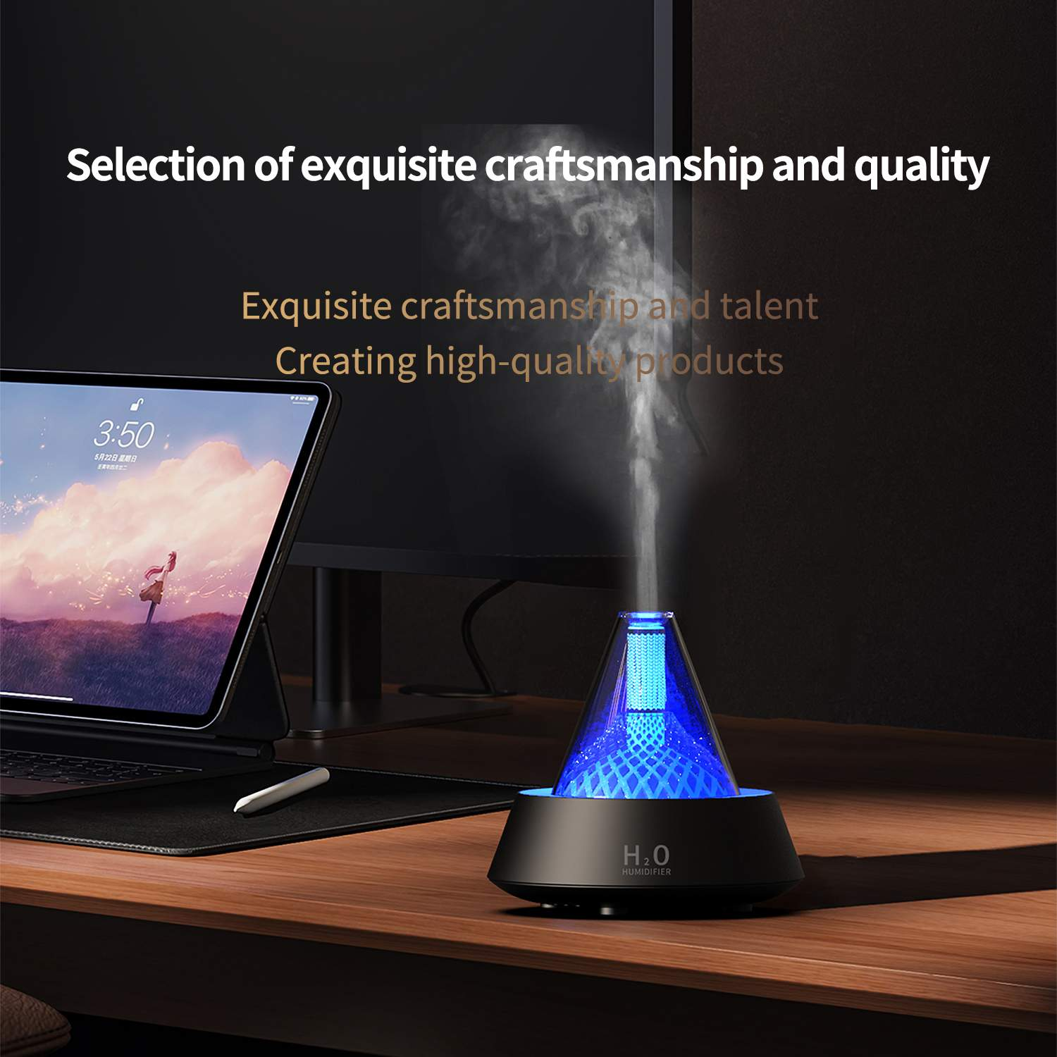 Diffusor für ätherische Öle auf einem Schreibtisch mit Laptop, der Dampf mit blauem Licht abgibt, und Informationen über Handwerkskunst.