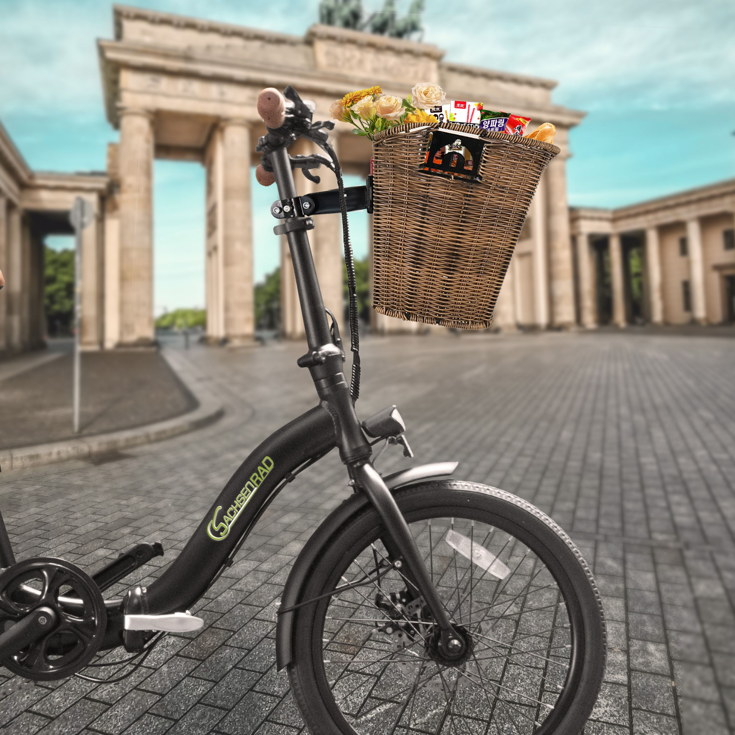 Ein Fahrrad mit einem Korb voller Blumen und Essen, geparkt vor dem Brandenburger Tor.